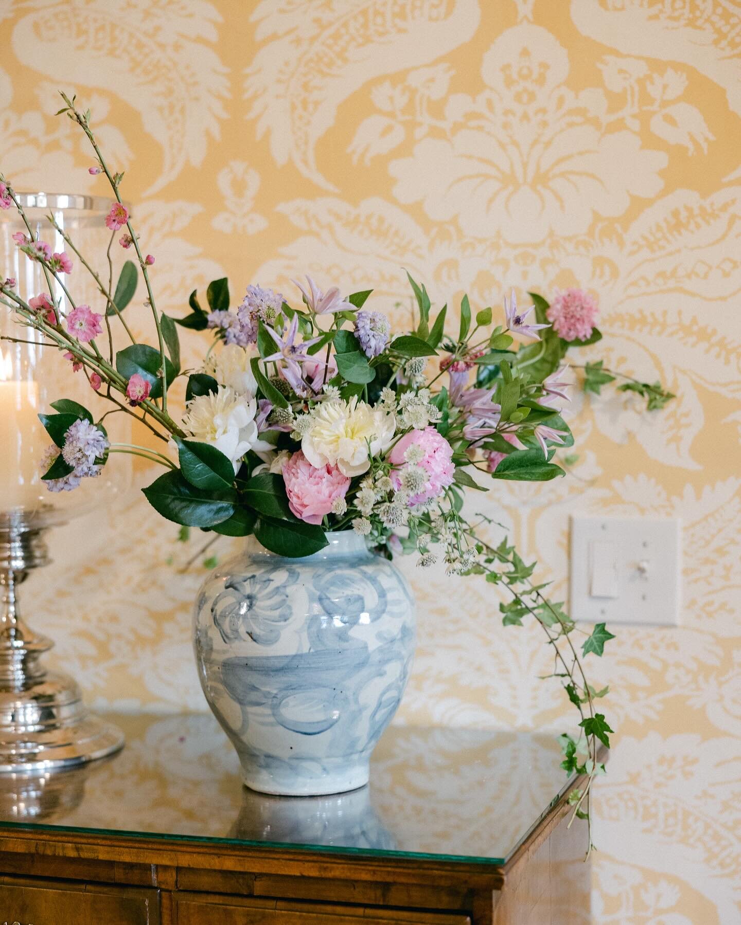 Anyone else counting down the days until spring? ☀️

Photos: @langthomas_studios 

#springwedding #weddingflowers #floraldesign #floraldesigner #weddingflorist #peony #springflowers #florals #floralarrangement #weddingdesign #eventdesign #kentucky #f