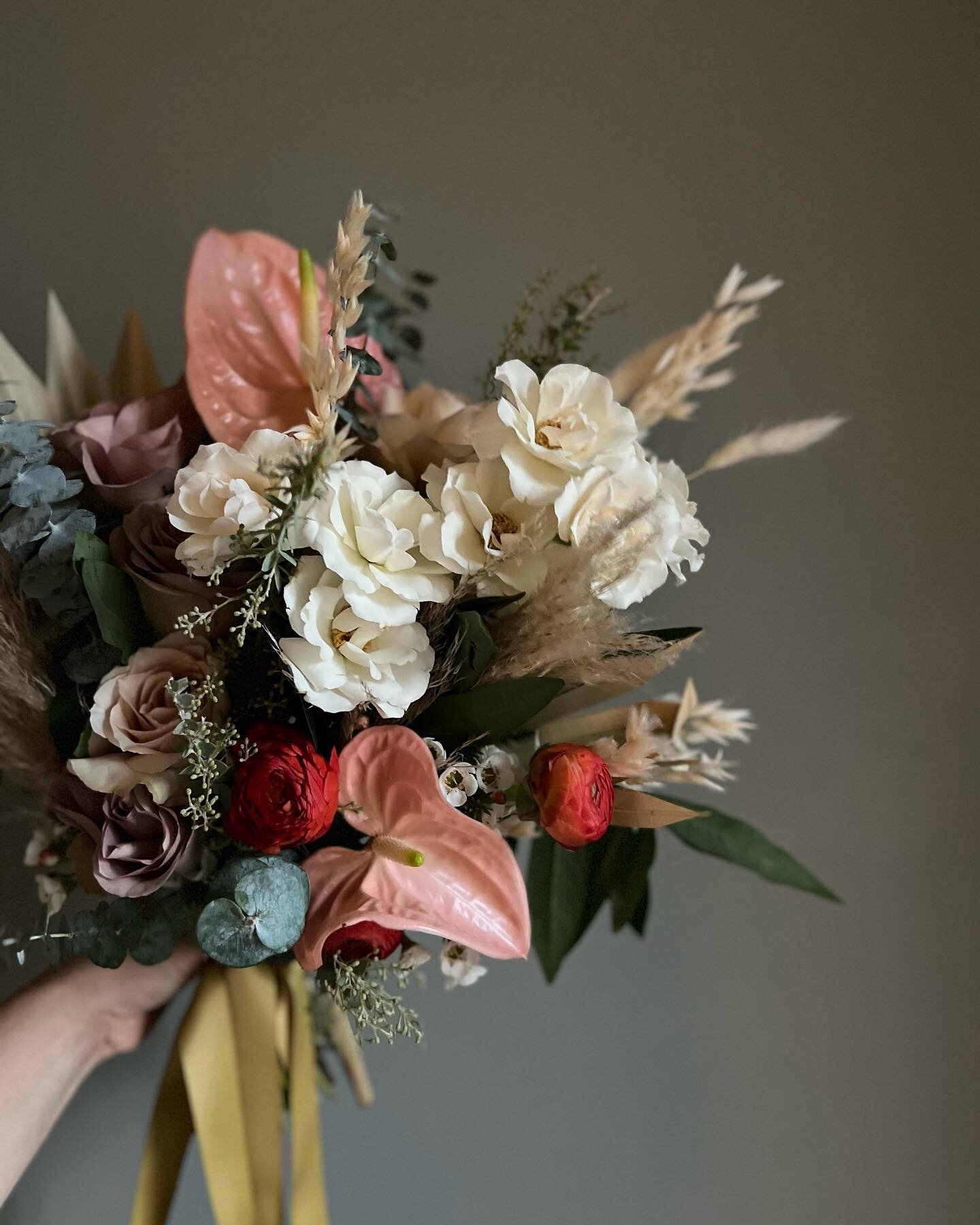 Starting the new year with this beauty of a bouquet. 🤍

#bouquet #ribbon #bridalbouquet #weddingflowers #bride #anthurium #weddingflorist #floraldesign #floraldesigner #kentucky #florist #flowers #floral #wedding