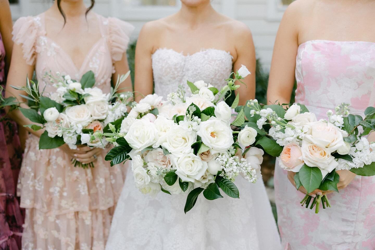 The thing is, if we could caption every post with a gif, we would. And this one would be swooning 😍

photo: @langthomas_studios 

#weddingflowers #bouquets #bride #bridalbouquet #weddingflorist #floraldesign #floraldesigner #florist #weddingplanning