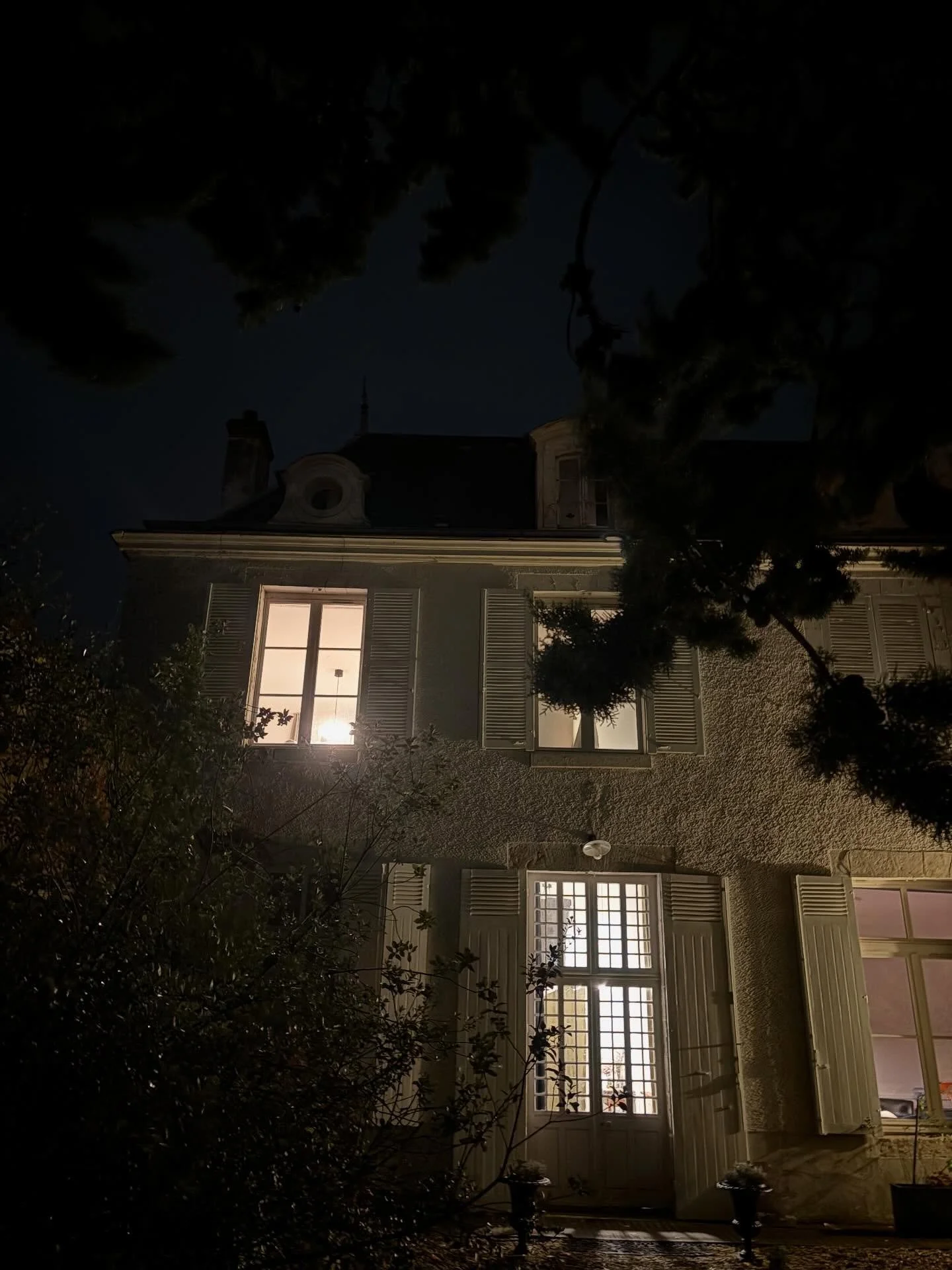 Une soir&eacute;e d&rsquo;automne &agrave; la Villa #saturdayevening #lightsinthehouse