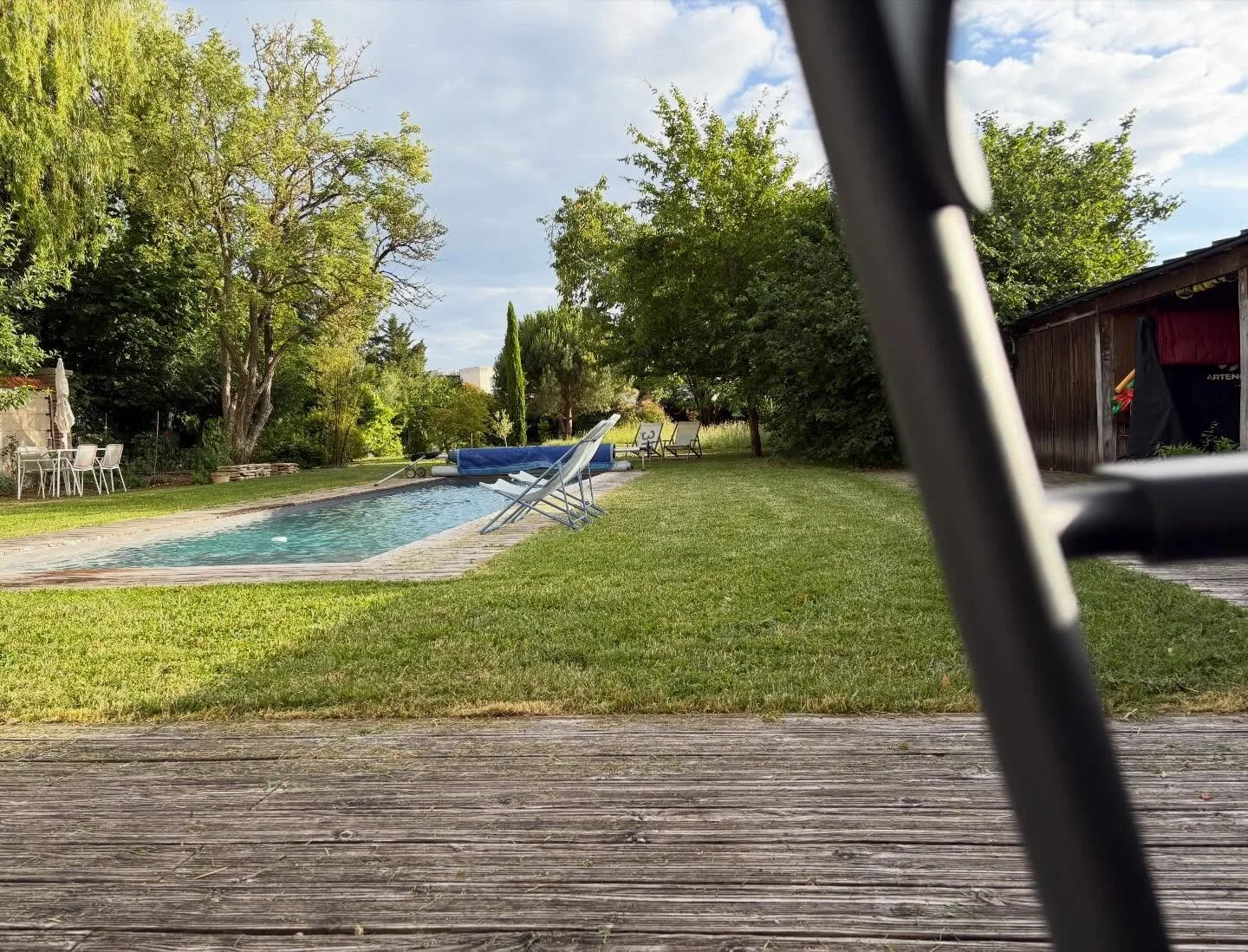 La terrasse de la Villa est pr&ecirc;te pour le week-end #summervibes #greenisthenewblack #greengarden