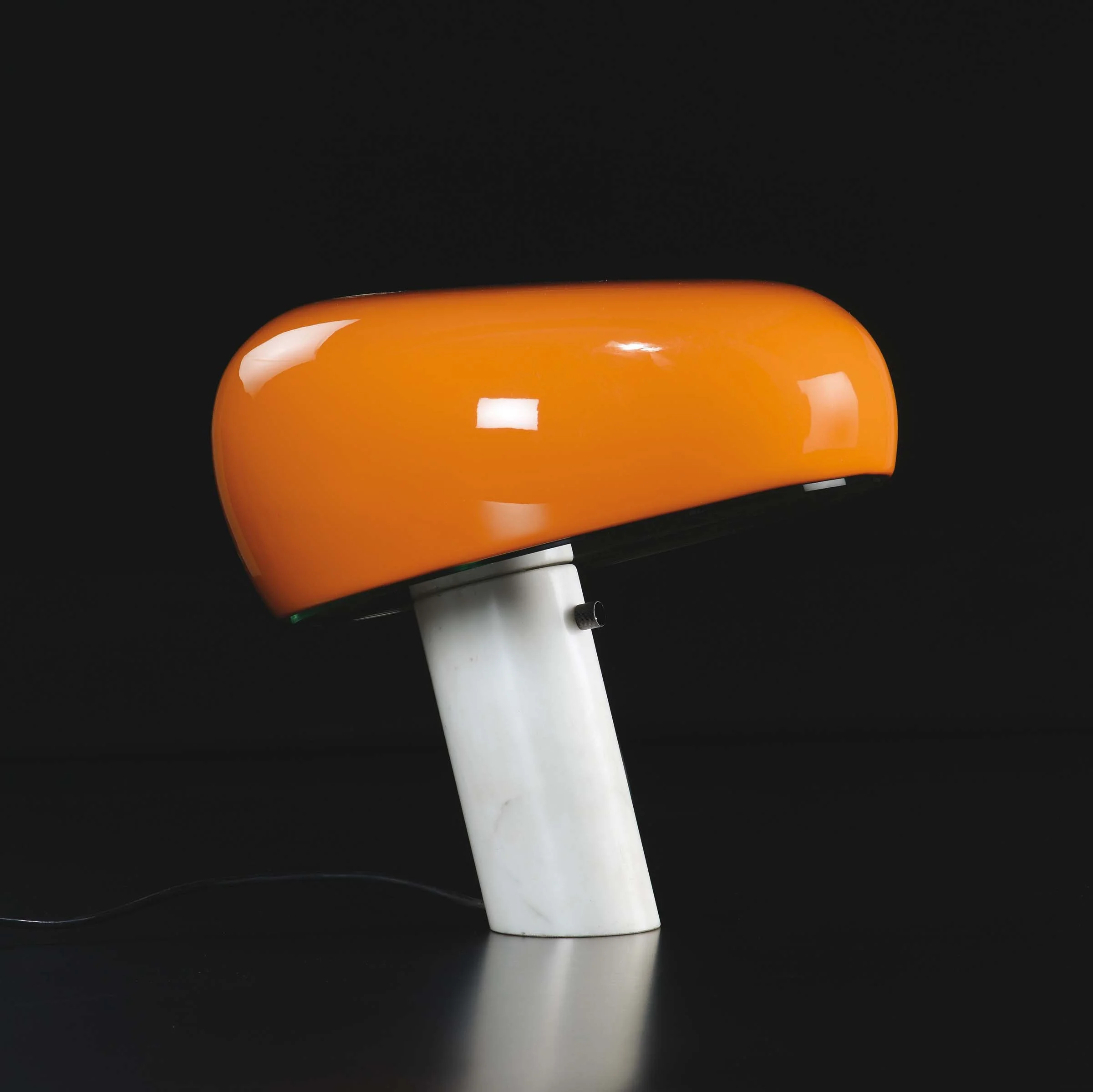lampe-snoopy-par-achille-et-pied-castiglioni-flos-1967.jpg
