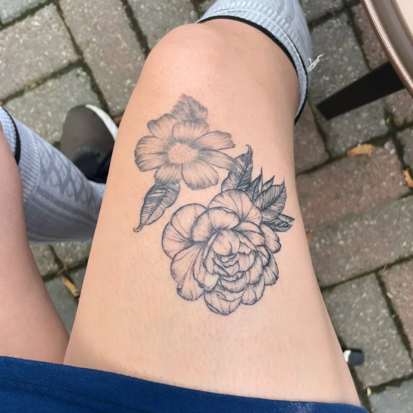 5 months healed on the daffodil and 1 month healed for peony! The daffodil was the first tattoo I ever did on real skin (me) lol 🌼🌼🌼 

#flowertattoo #flowertattoos #flowertattoodesigns #daffodiltattoo #peonytattoo #floraltattoo #torontofloraltatto