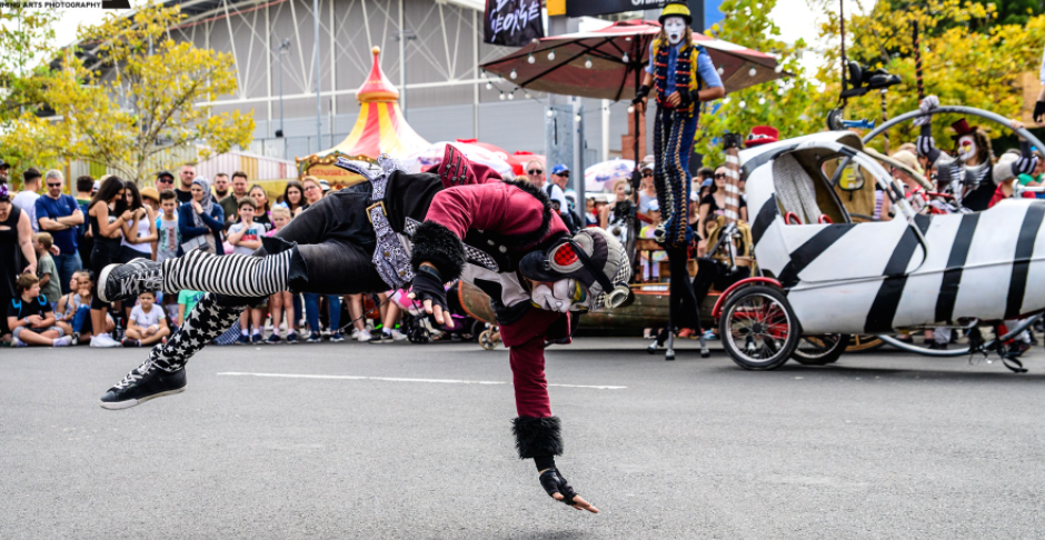 Entertainment Café-circus entertainment stilter stilt puppets theater ...