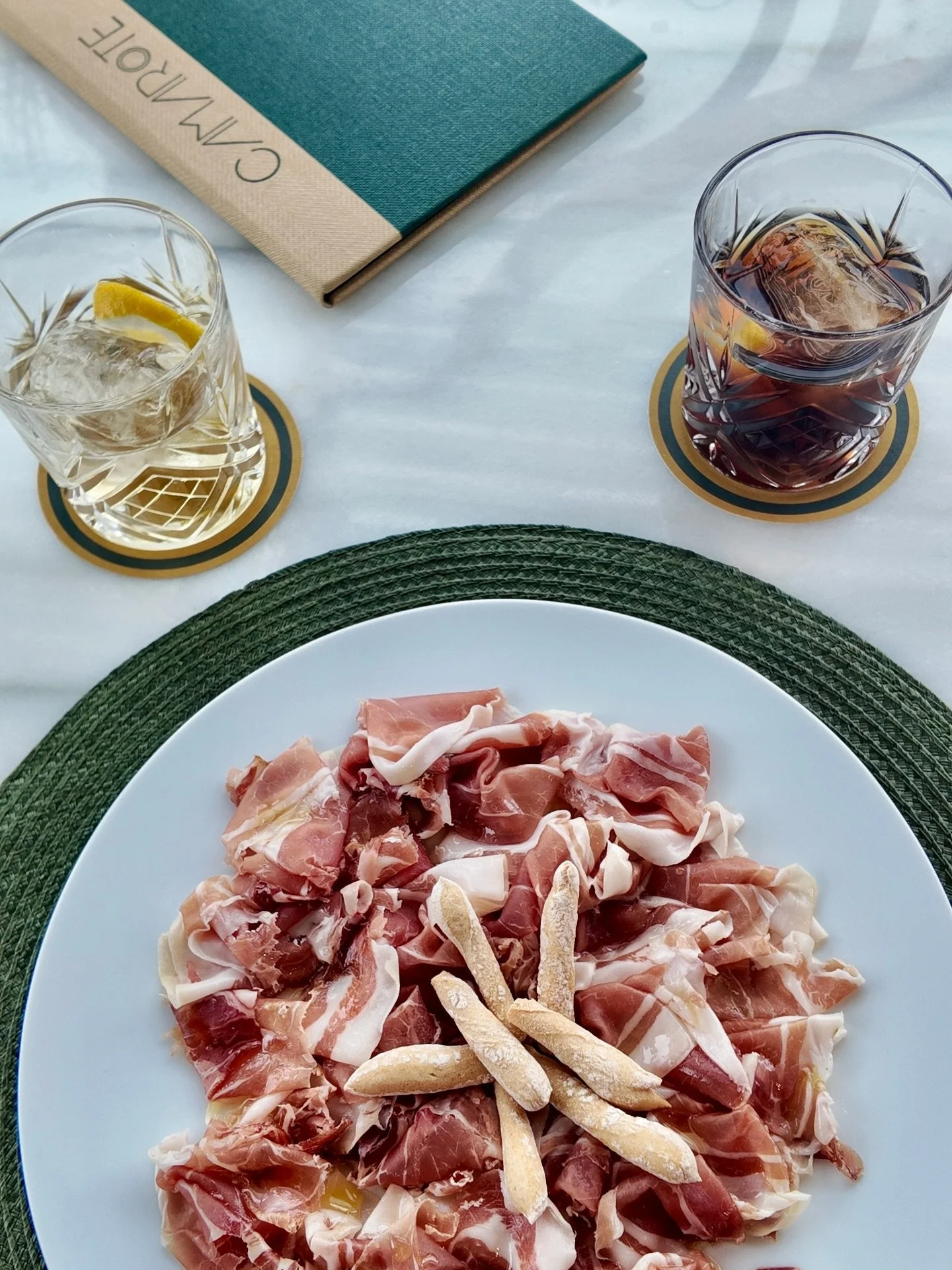 Nos vemos a las  12:30 en @camarotecoruna 😉🍸👉🏻 Con tu verm&uacute; @stpetroni (Vermello o Branco) te invitamos a una tapa de Jam&oacute;n❤️