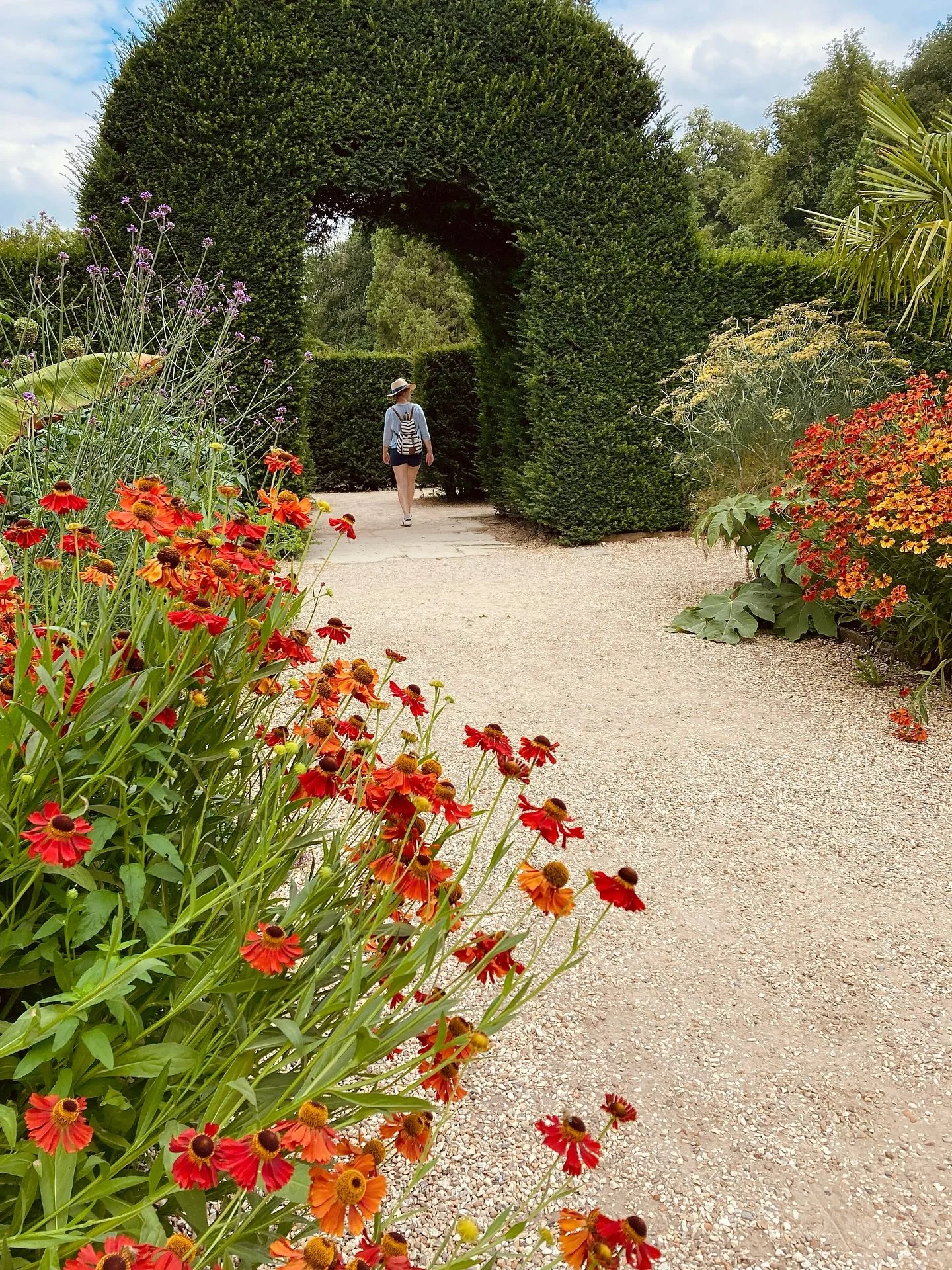 Off exploring the gardens at Chatsworth House on a little summer holiday in Derbyshire π³ The maze and fountains were pretty impressive but I think my favourite spot was in the veg garden, one of the largest I think I’ve ever seen, full of pro