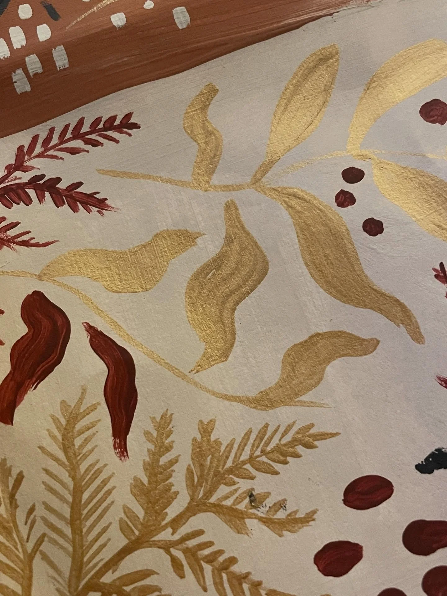 Golden tones for a wall mural idea 💡There&rsquo;s so many beautiful reds, golds and greens outside at the moment, it&rsquo;s hard not to be inspired and try and bring them all into the design but I think I might need to reign myself in just a little