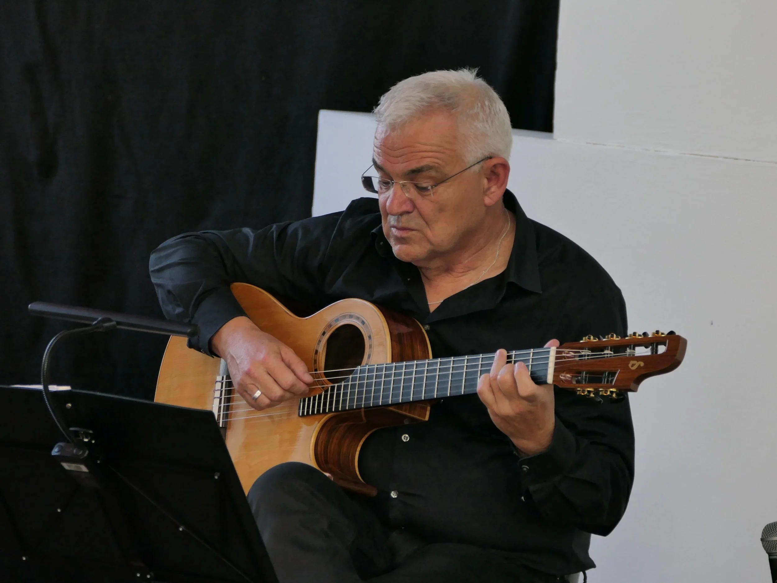 Volker Luft wie er an seiner Gitarre zupft