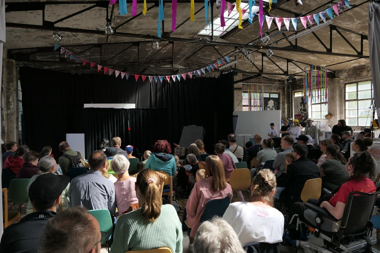 Das kunterbunte Halle 16 Familienfest, genauso kunterbunt wie die Halle selbst