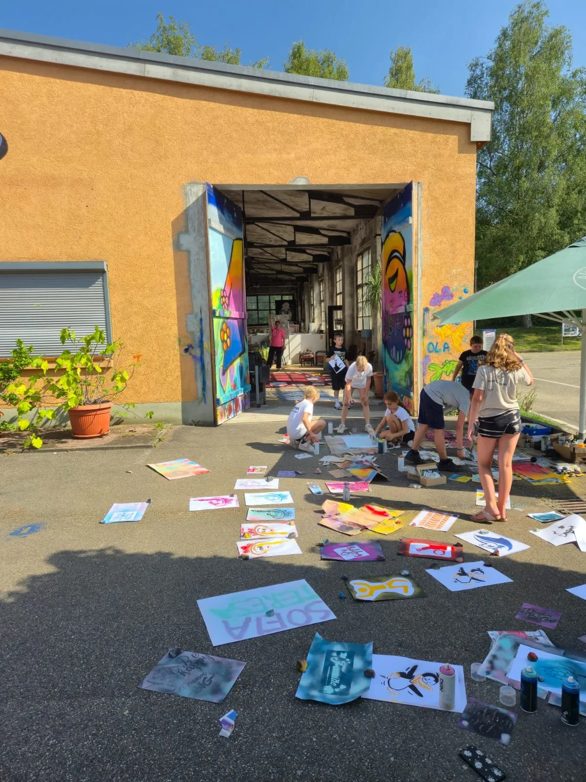 Kuno und Streusel bekommen ihr eigenes Kunstwerk beim Street Art Workshop