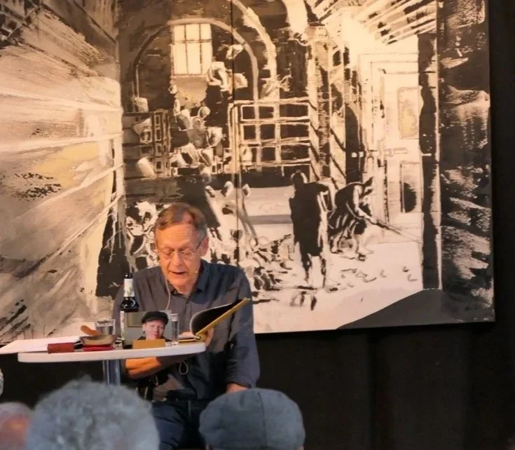 Walle Sayer: Etwas wie ein Koffer, aus dem ein Hemdzipfel schaut