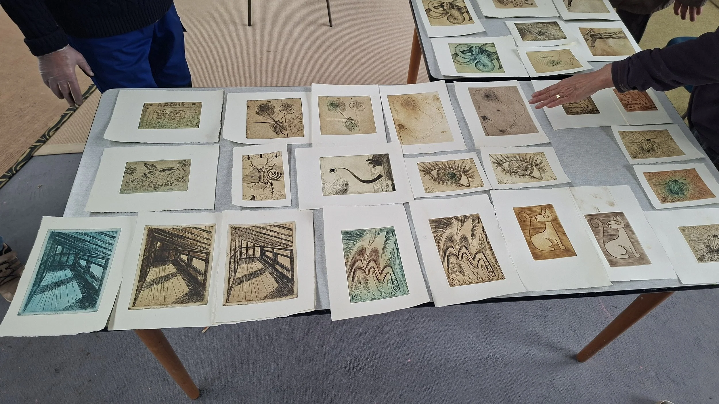 Es wurde eine große Bandbreite an Techniken versucht. Von architektonischen Zeichnungen bis hin zu experimentellen Versuchen war alles dabei. Vielleicht kann man das Bild auch anhand der Erhöhungen im papier erfühlen.