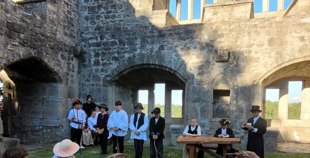 Die Kinder in der Ruine spielen das Hannikel Stück