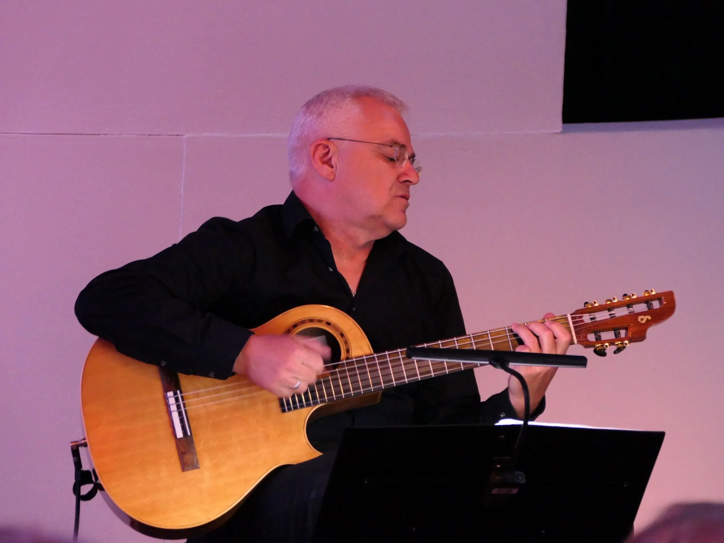 Volker Luft beim Gitarre spielen