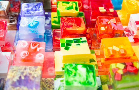 viele bunte Seifen in knalligen Farben