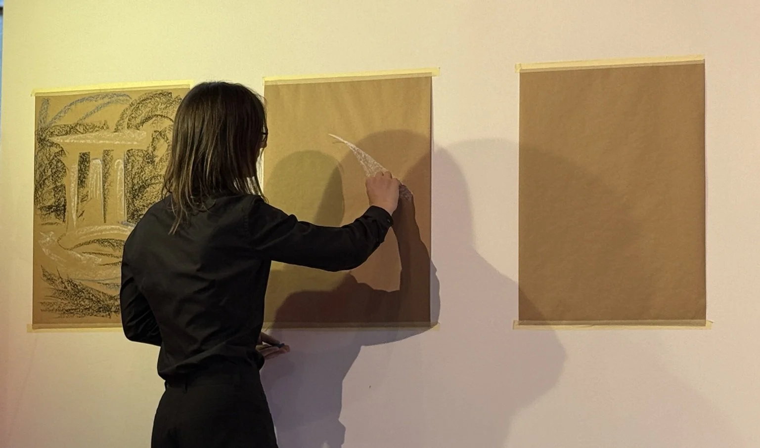 Axel mit weißer Kreide zeichnet auf die Leinwand