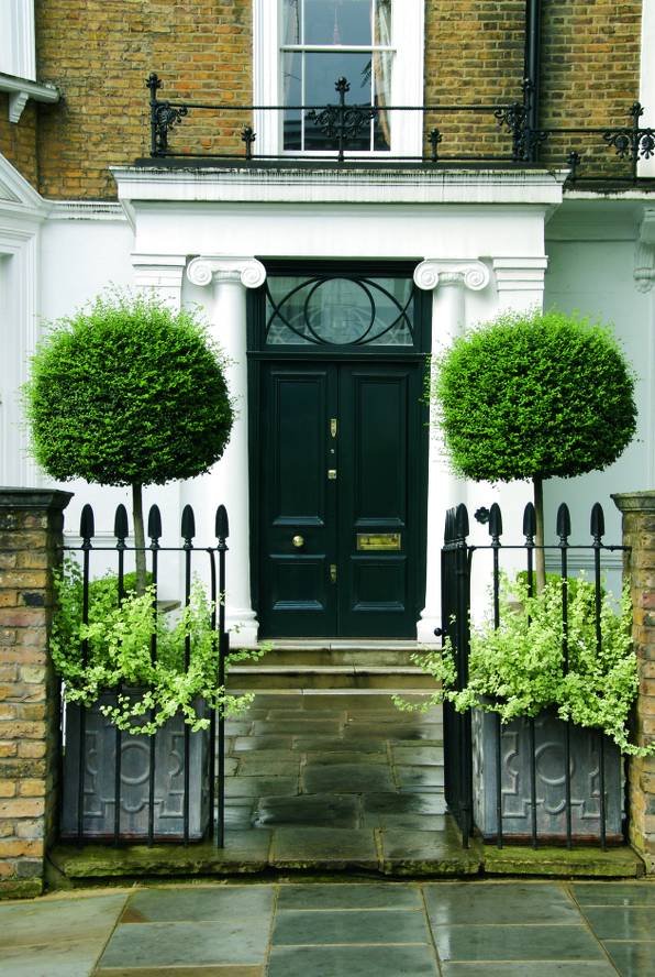 16. Two Foot Geometrics outside a London House.jpg