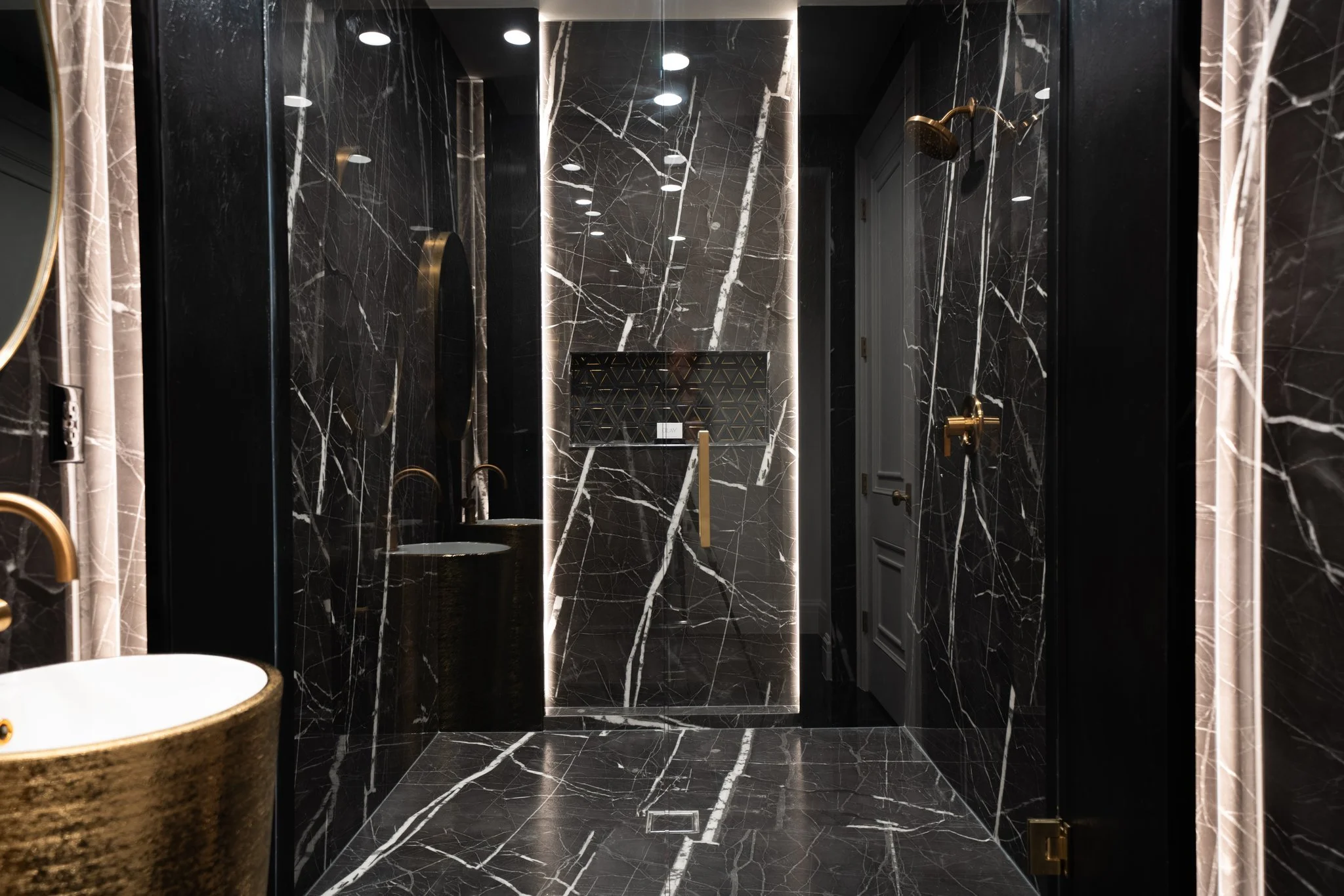 White Grizzly Shower surround and floor