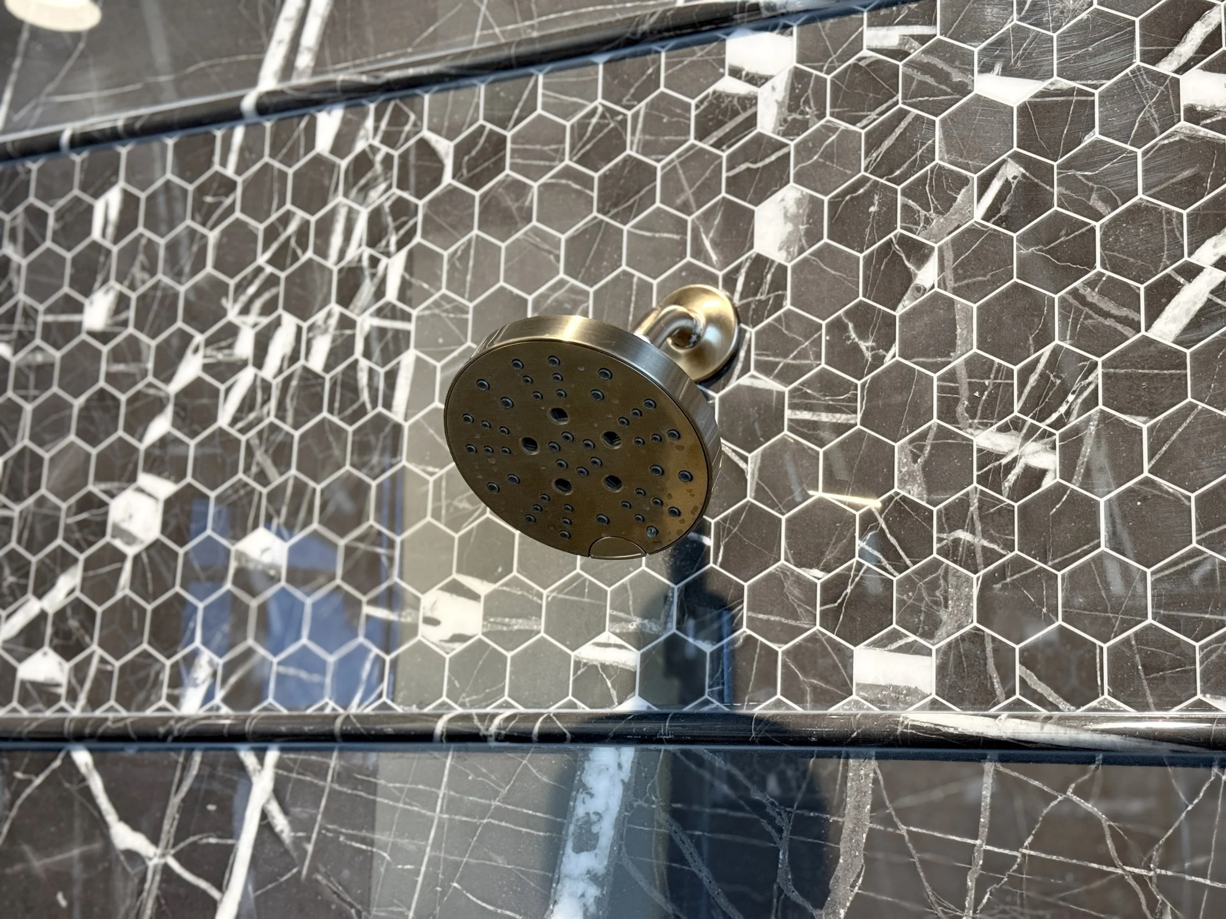 White Grizzly shower surround with accent strip