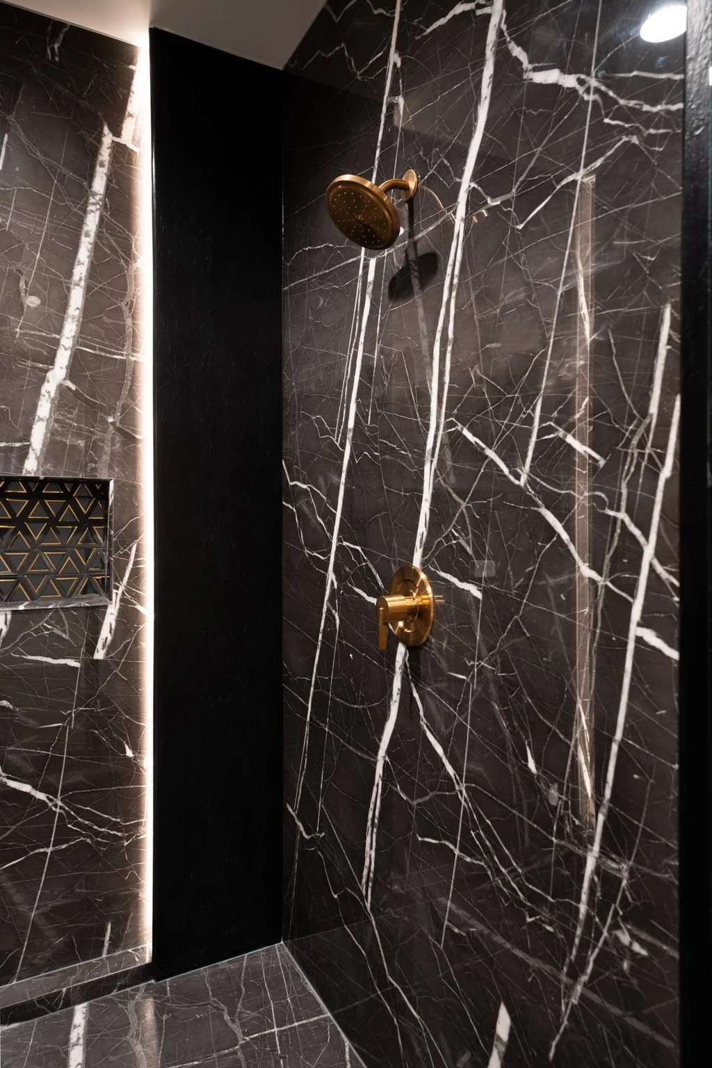 White Grizzly shower surround