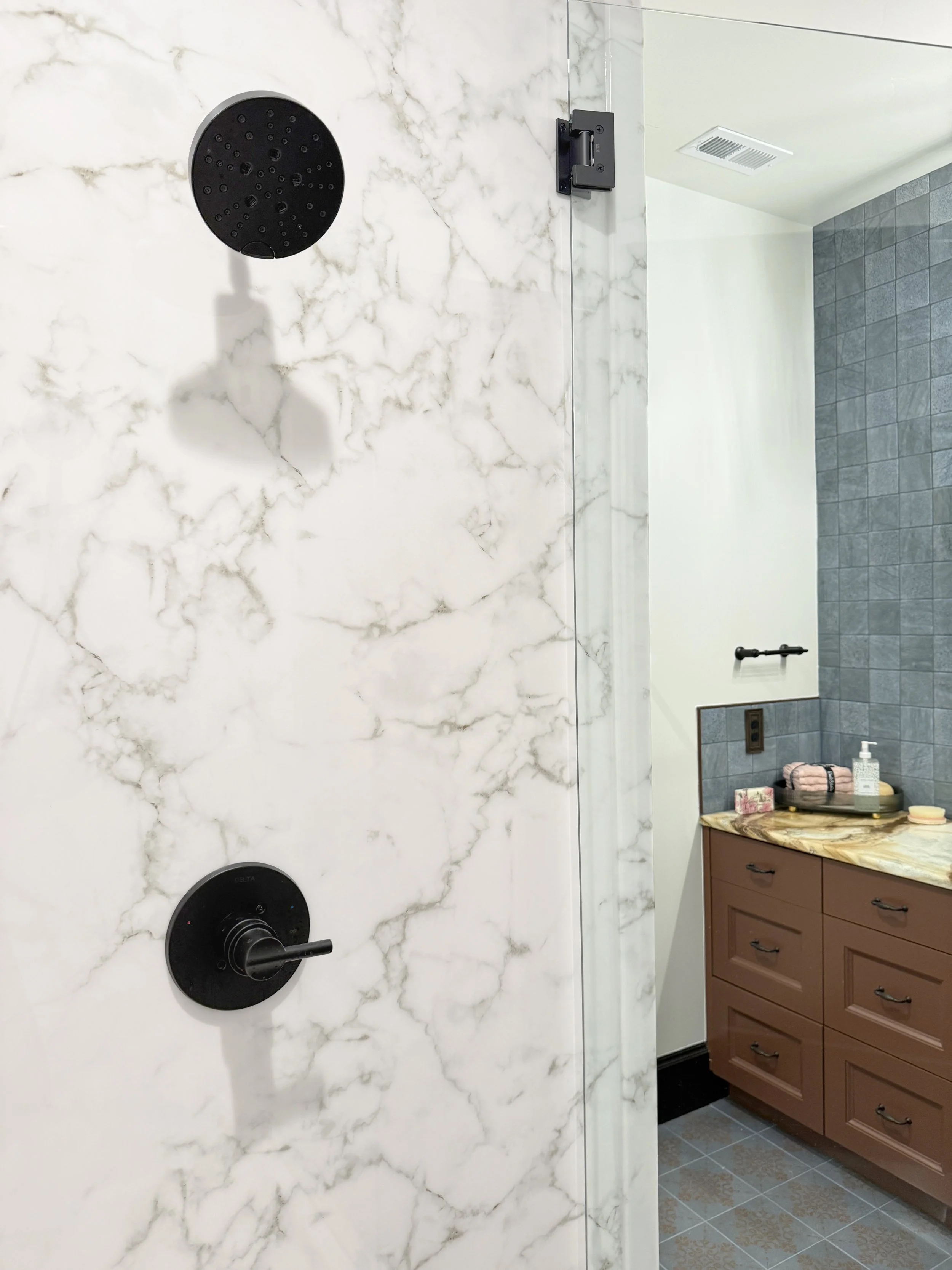 Juneau shower surround