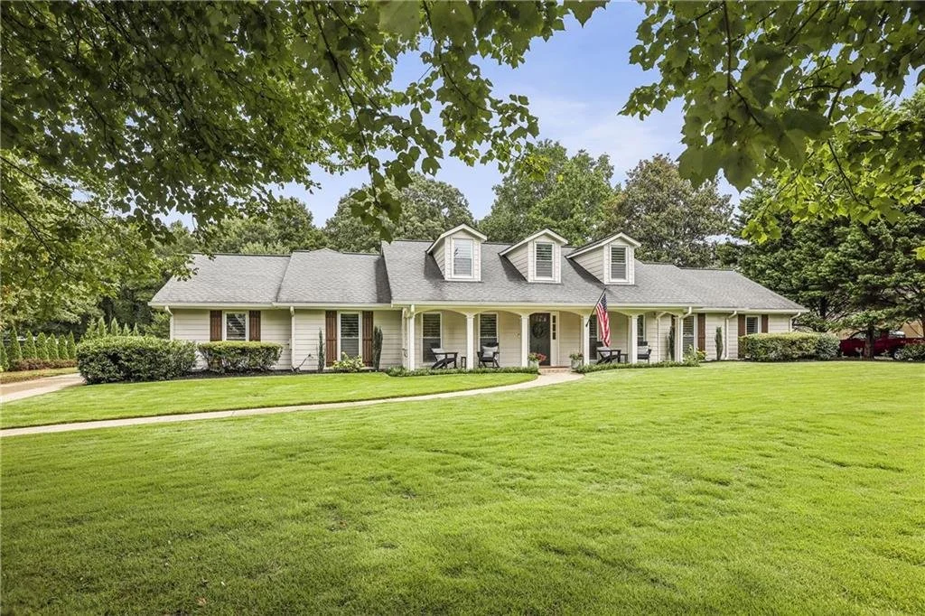 If I was buying right now, this would be 𝒕𝒉𝒆 𝒐𝒏𝒆. Who doesn&rsquo;t love a sprawling ranch?! Especially one that&rsquo;s been beautifully updated, has nearly 2 acres of flat, usable land, and a saltwater Pebble Tec pool that basically turns you