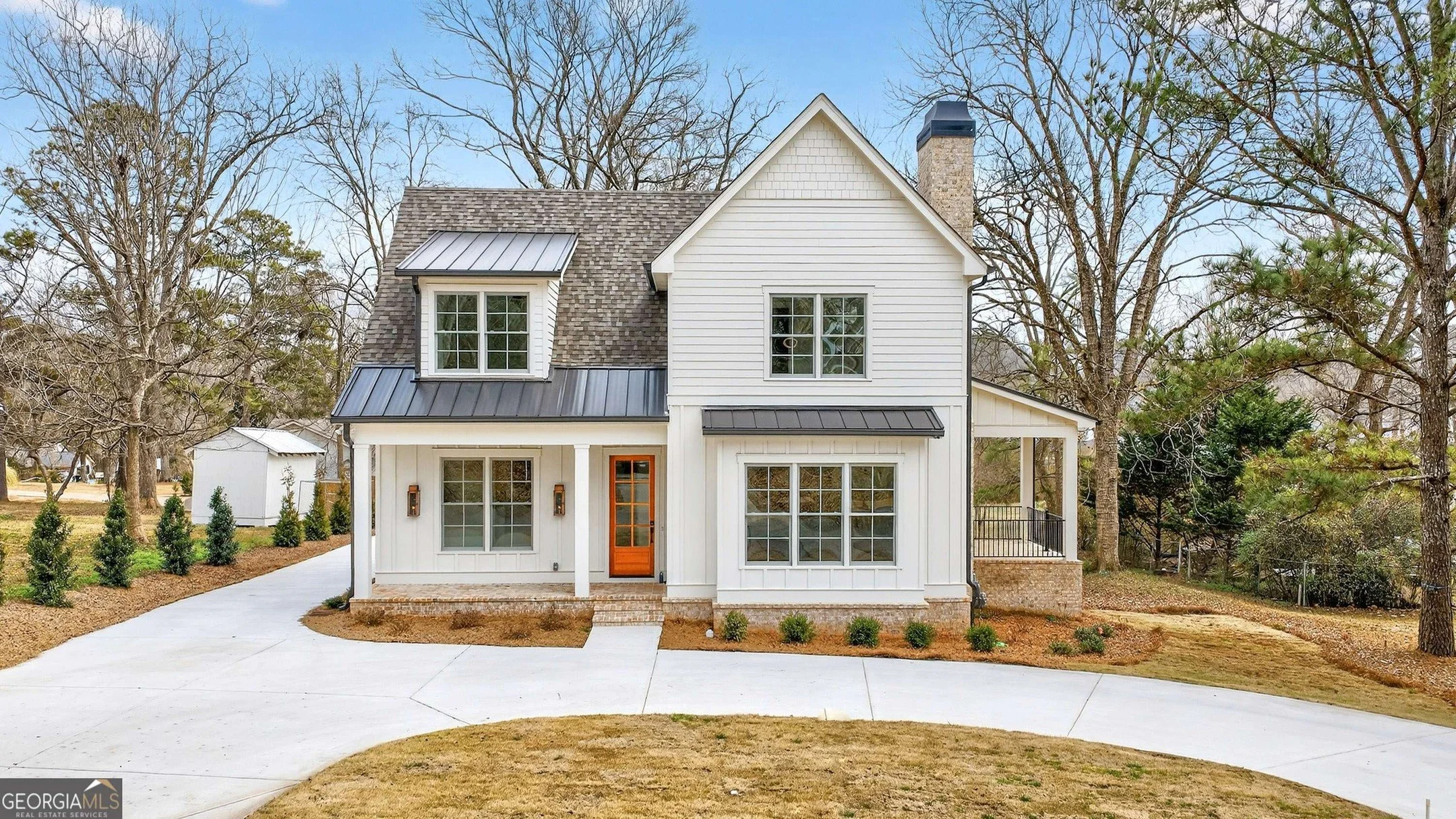 𝔽𝔼𝔸𝕋𝕌ℝ𝔼 𝔽ℝ𝕀𝔻𝔸𝕐 // 27 Coweta Street, Senoia

Stop scrolling for a second because this one is GOOD. 🤍

Right in the heart of downtown Senoia, this home has that perfect mix of charm and polish. It feels timeless but still fresh. The kind of