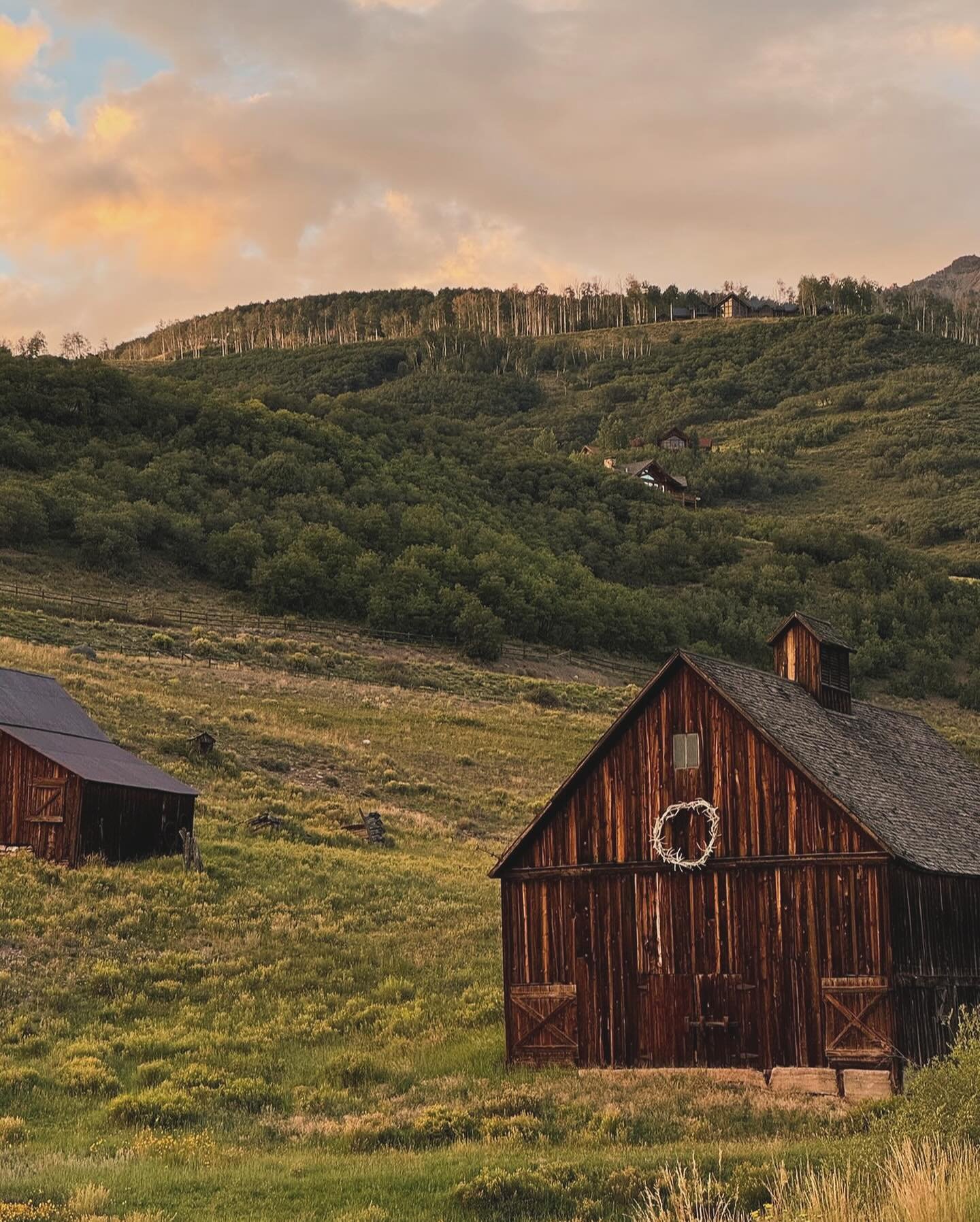 The road to Telluride is always worth the drive as some of the best views are even before you get to town. 

Colorado ranches galore, mountain vistas and golden hour charm ✨

Photo: @isabel.and.honeypie