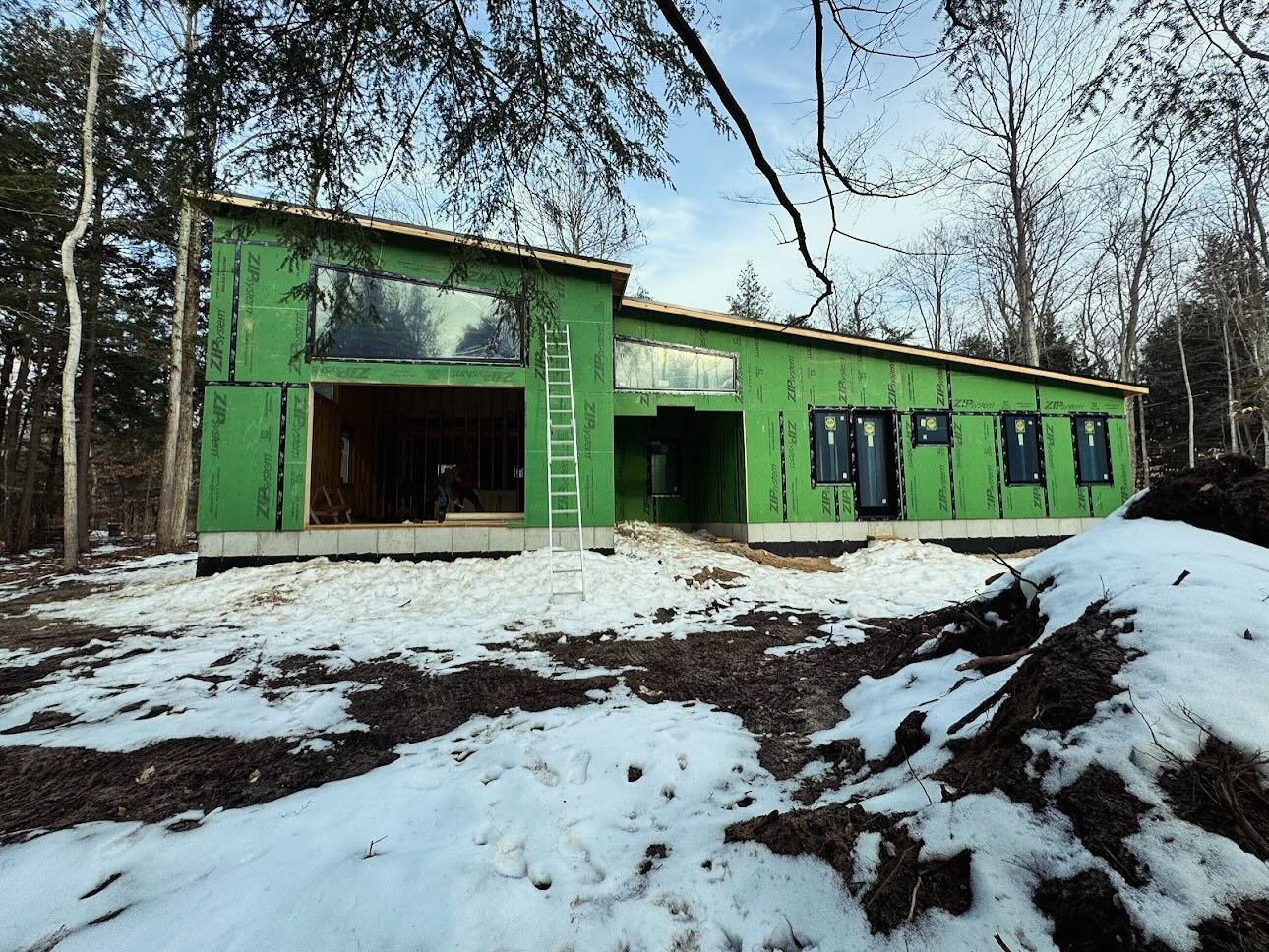 The windows are in at our project located near Traverse City, MI!
.
.
.
#beaghaus #sagehomestc #alwayscustom #modernhomedesign #customhomes #traversecity #leelanaucounty #newhampshire #vermont #maine