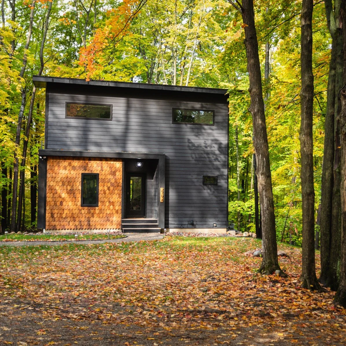 Start planning your modern retreat in one of our custom builds! Nestled among the tranquil woodlands of East Bay, this contemporary residence offers an idyllic setting for your next getaway. 🏡

🧍 6 guests
🛏️ 3 bedrooms / 4 beds
🛁 3 baths

📍 Trav