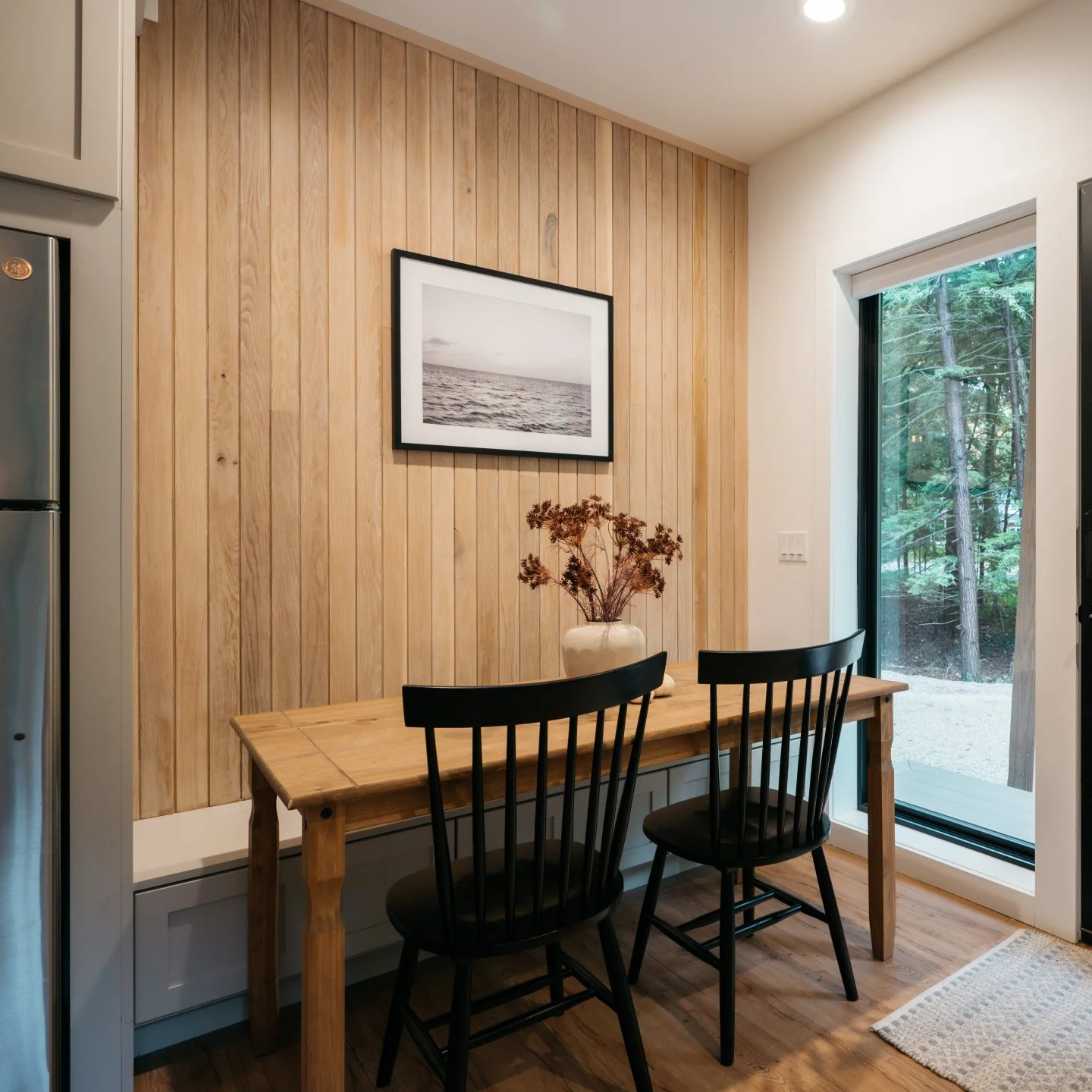 Design isn&rsquo;t about more&mdash;it's about choosing the right few things.
#beaghaus #moderninteriors #smallspace #smallspacedesign #compactliving #moderncabin