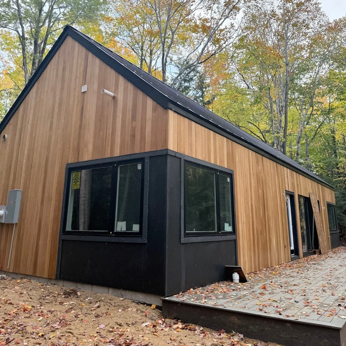 Simple materials. Intentional contrast.
#beaghaus
#alwayscustom
#modernhome
#materiality
#modernarchitecture