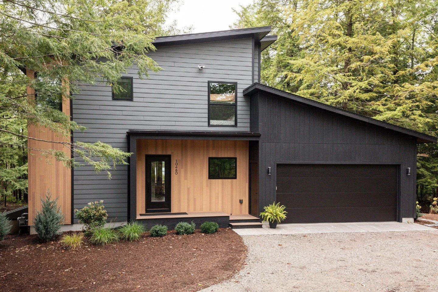 Contrast defines the entry.
#beaghaus
#alwayscustom
#modernhome
#modernarchitecture
#customhome