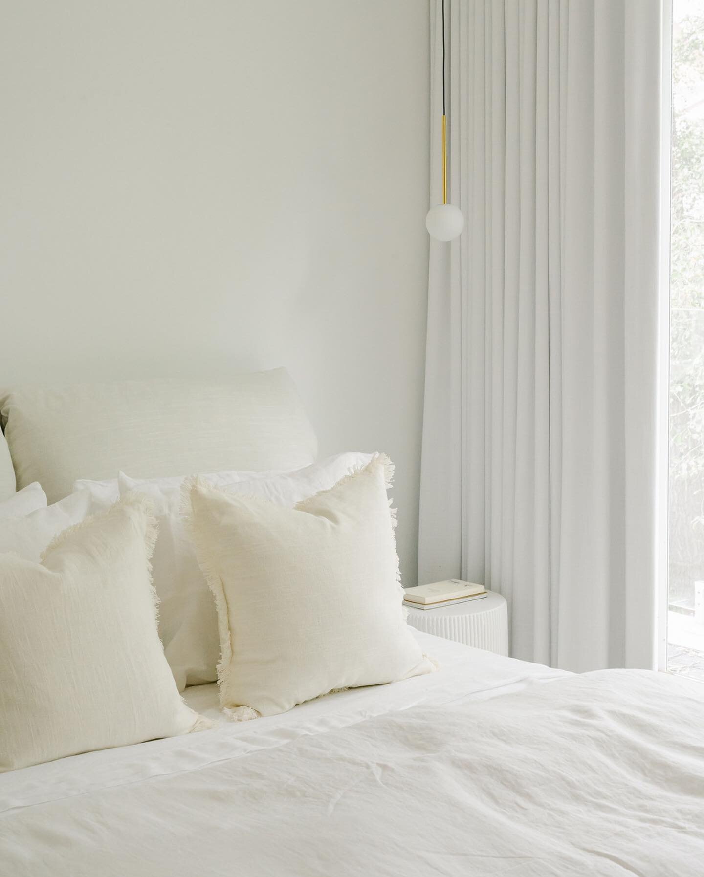 Step into a world of tranquility with our white-inspired bedroom. 
⠀⠀⠀⠀⠀⠀⠀⠀⠀
The fresh and clean look of white creates a serene atmosphere that is perfect for rest and relaxation. Imagine waking up in a space where everything is bright, airy, and pea