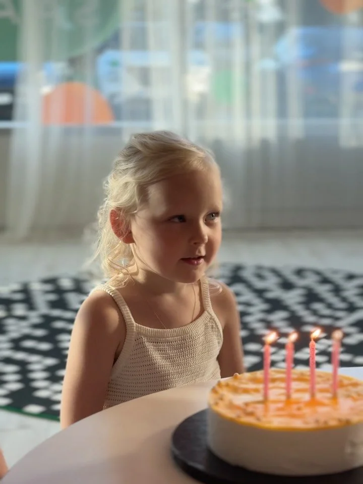 Kayla 4 🥹💛

V&auml;ike beib soovis s&uuml;nnip&auml;evaks meigiasju, ta ema selle puhul pallimeres hullata.. 

📸 mu 15a vana neoonroosa digikas