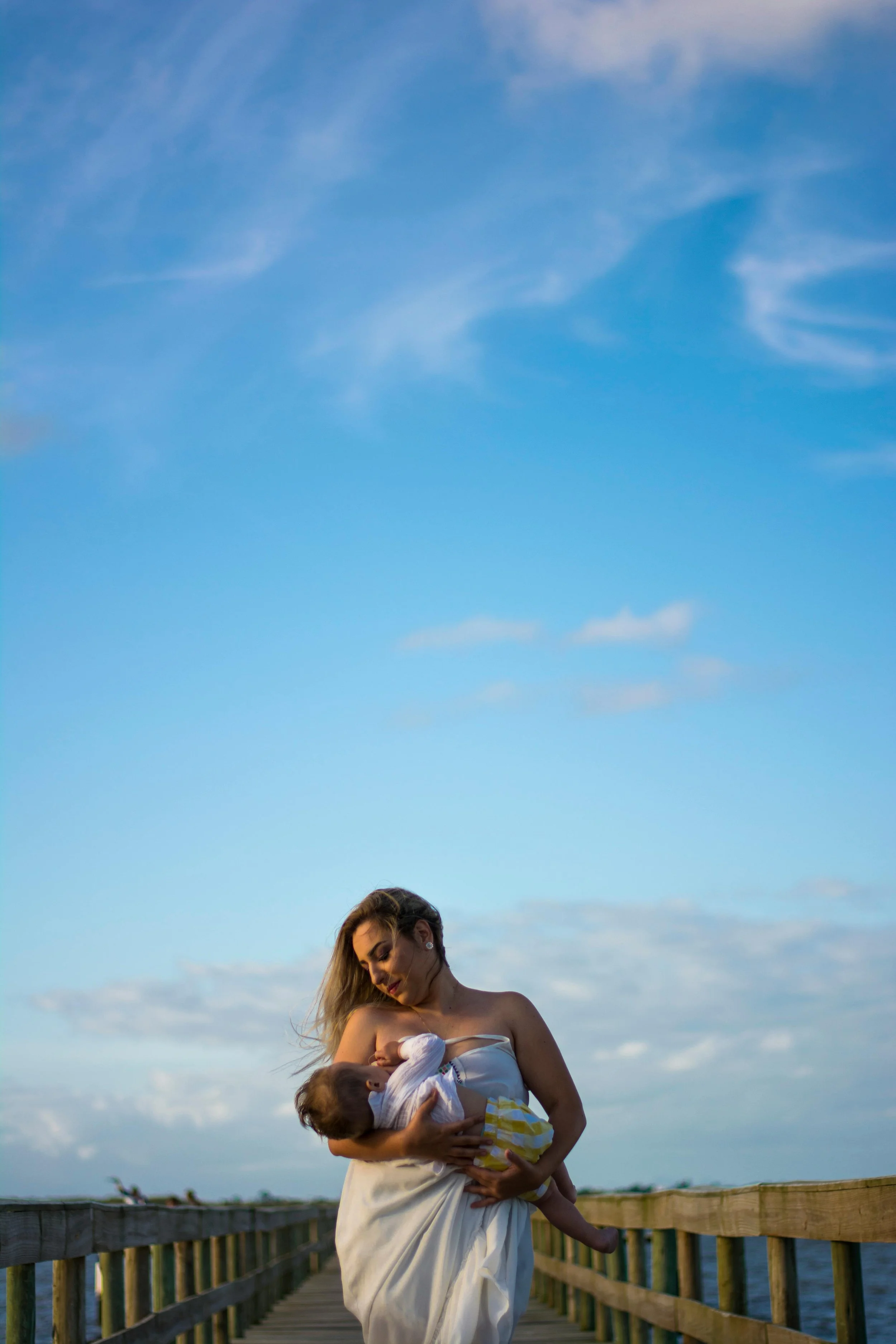 summer breastfeeding tips-nursing at the beach