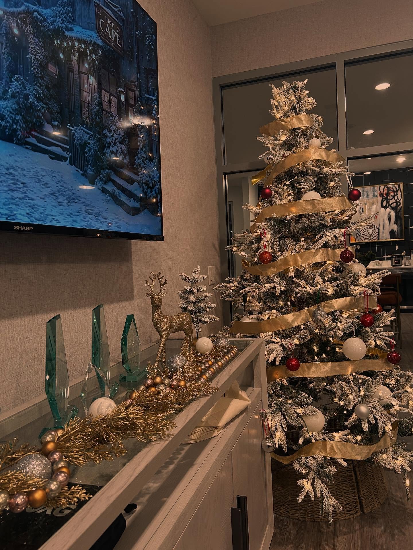 ✨ Happy Holidays, Everyone! ✨
As we roll into the most festive time of the year, I just want to take a moment to pause, breathe, and appreciate all the little things that make this season special. Whether it&rsquo;s cozy nights in, twinkling lights a