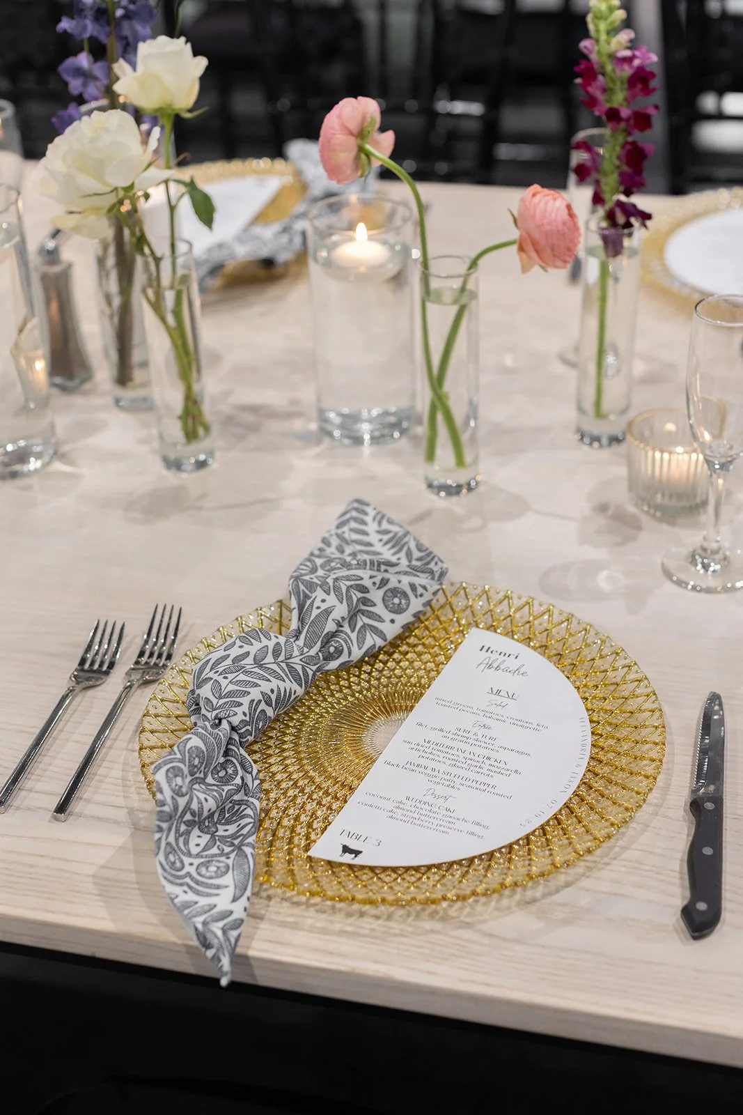 gold_charger_place_setting.jpg