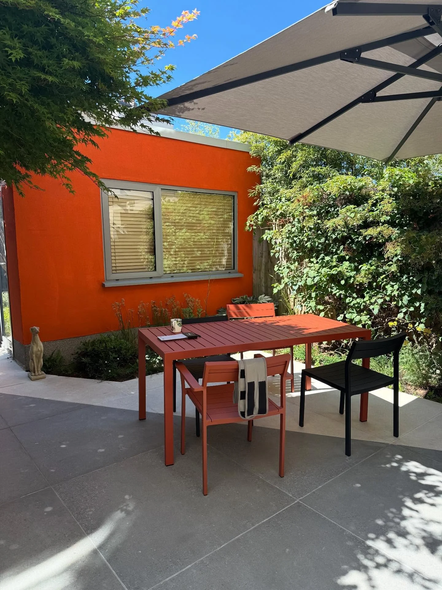 Quick visit to the recently completed harbourside courtyard garden in Bristol. Something a bit different for this one with geometric details in the large format porcelain paving and a burnt orange back drop. 

Highly recommend @poggesiuk for all your