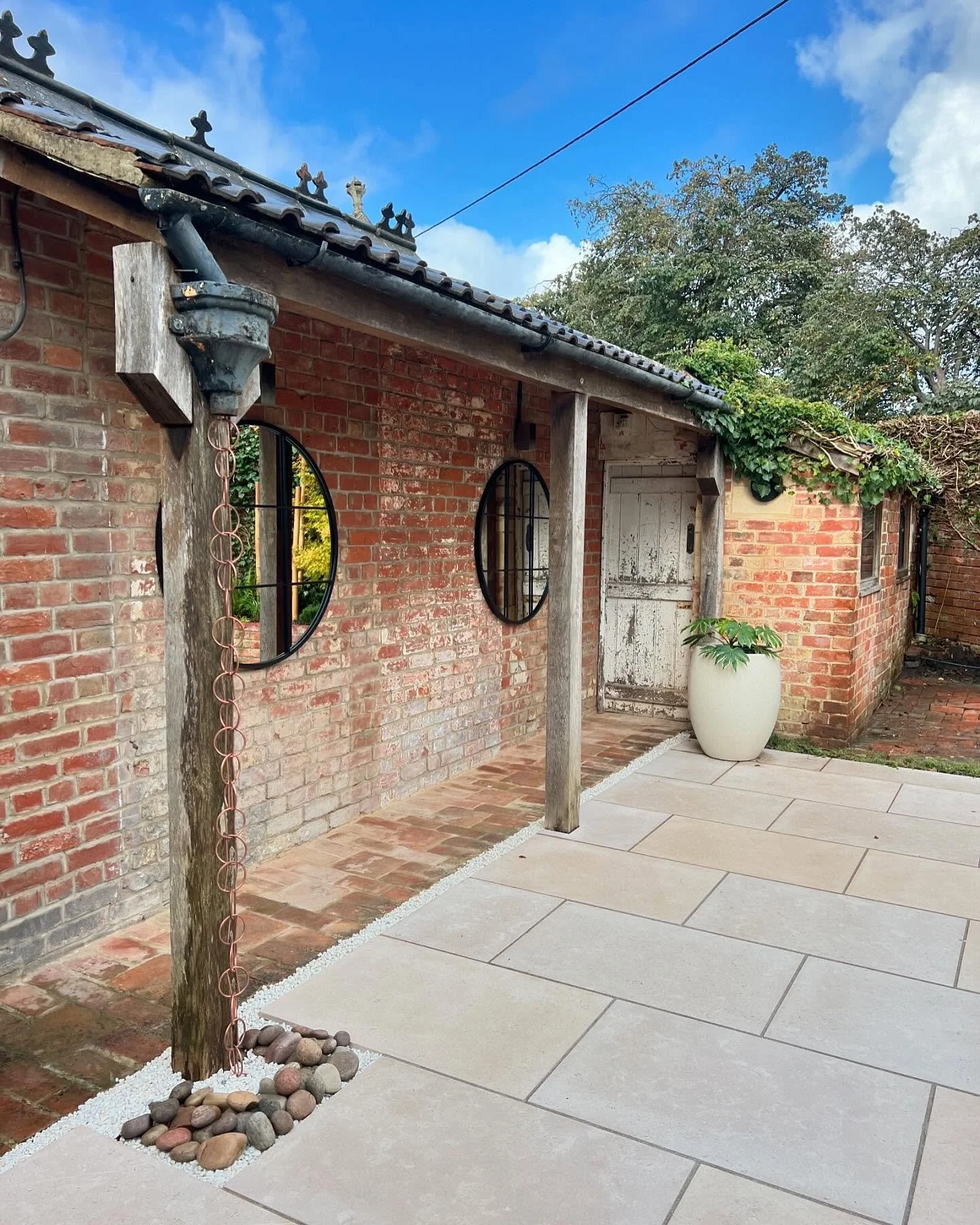 Recently refurbished courtyard with a touch of Japanese influence for a client in Whitley. Loved the opportunity to add in some bamboo poles to the small planter and any excuse to integrate a rain chain which replaces a broken down pipe. 

Design for