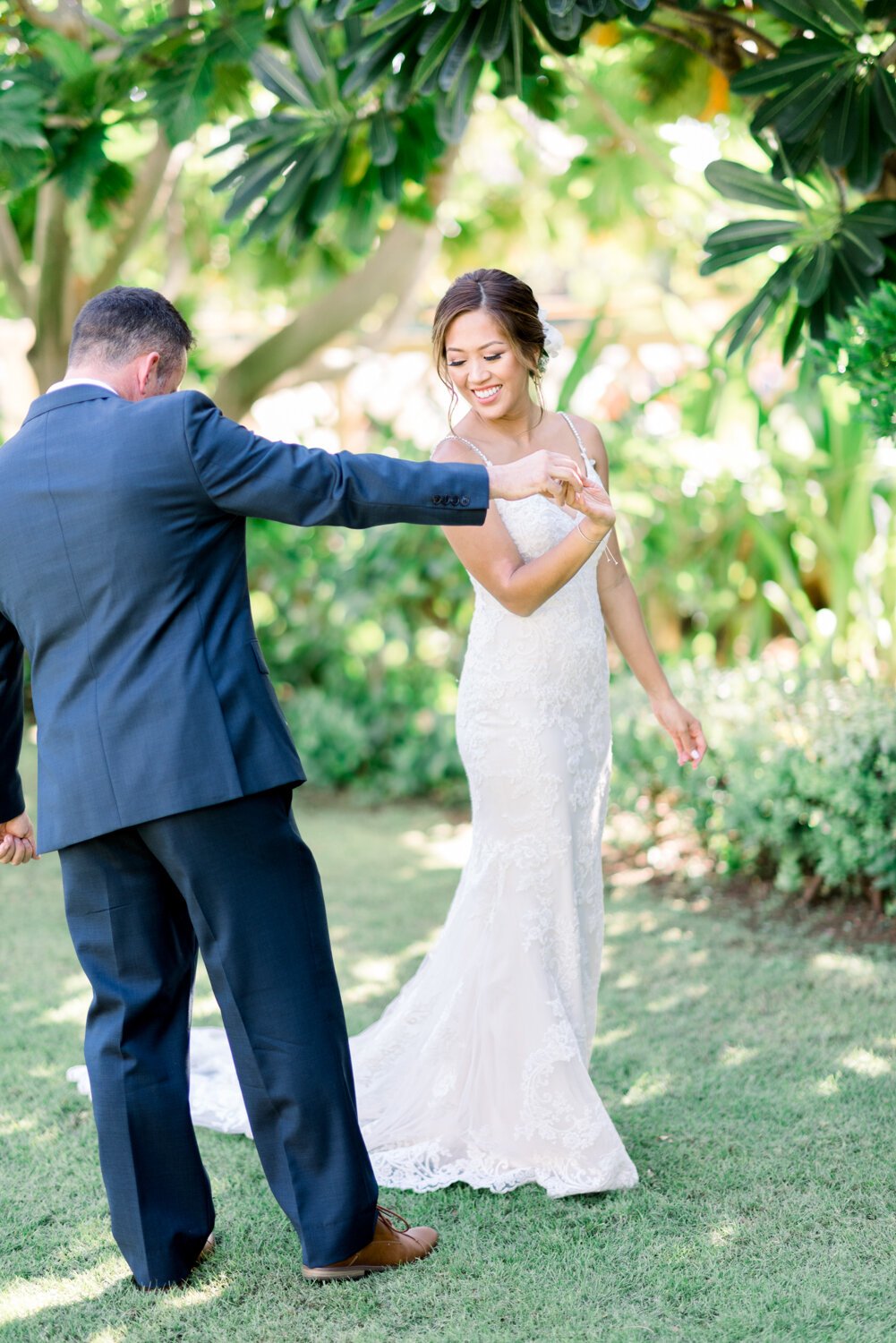 First look at a Oahu Wedding