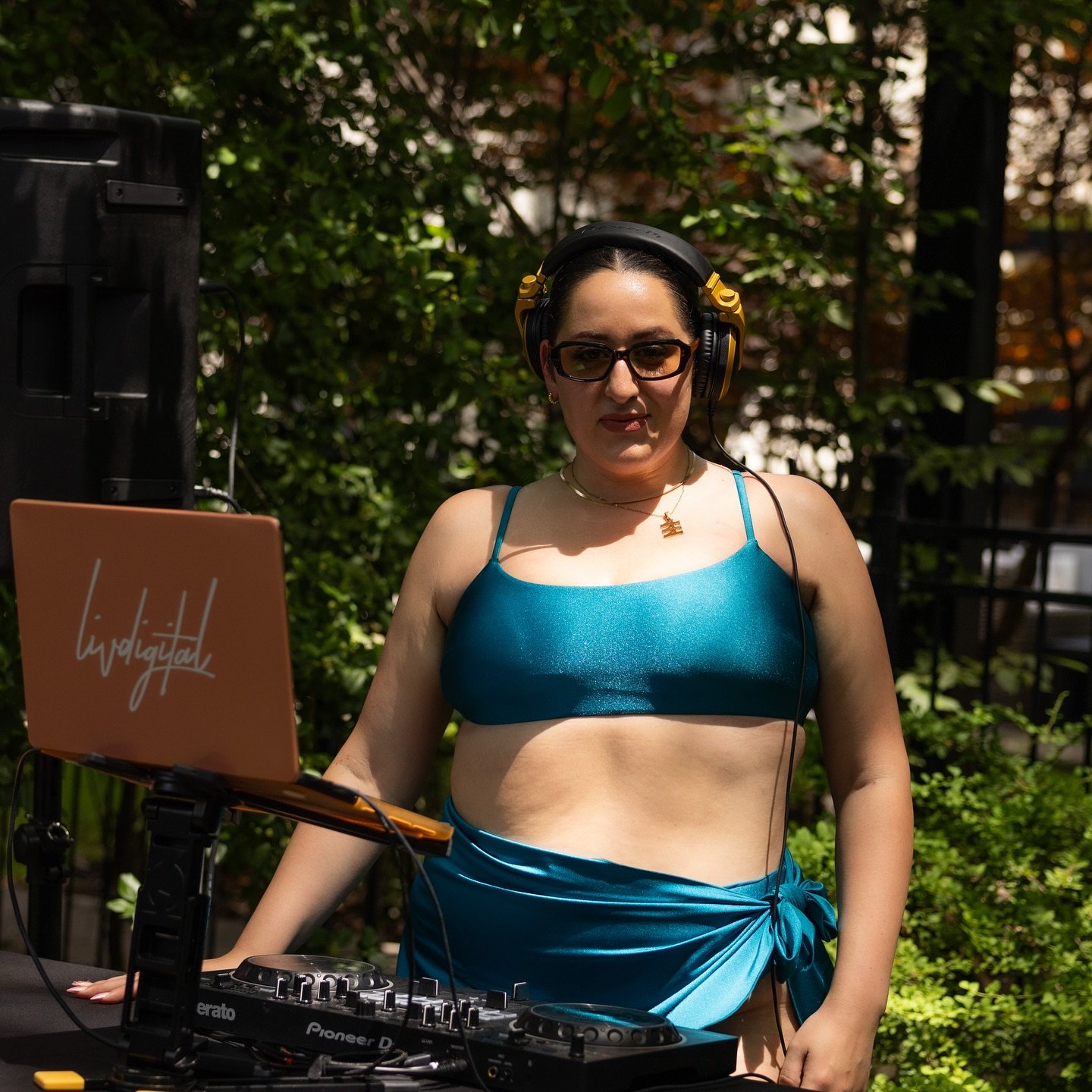 This day will live in my head rent-free til the end of time 🤍✨

📸 the amazing @kaylaroccaphoto 

Shoutout to the girlies for reciprocating allllll the energy 🔊

#femaledj #knix #brandevent #launchparty #corporatedj #torontodj
