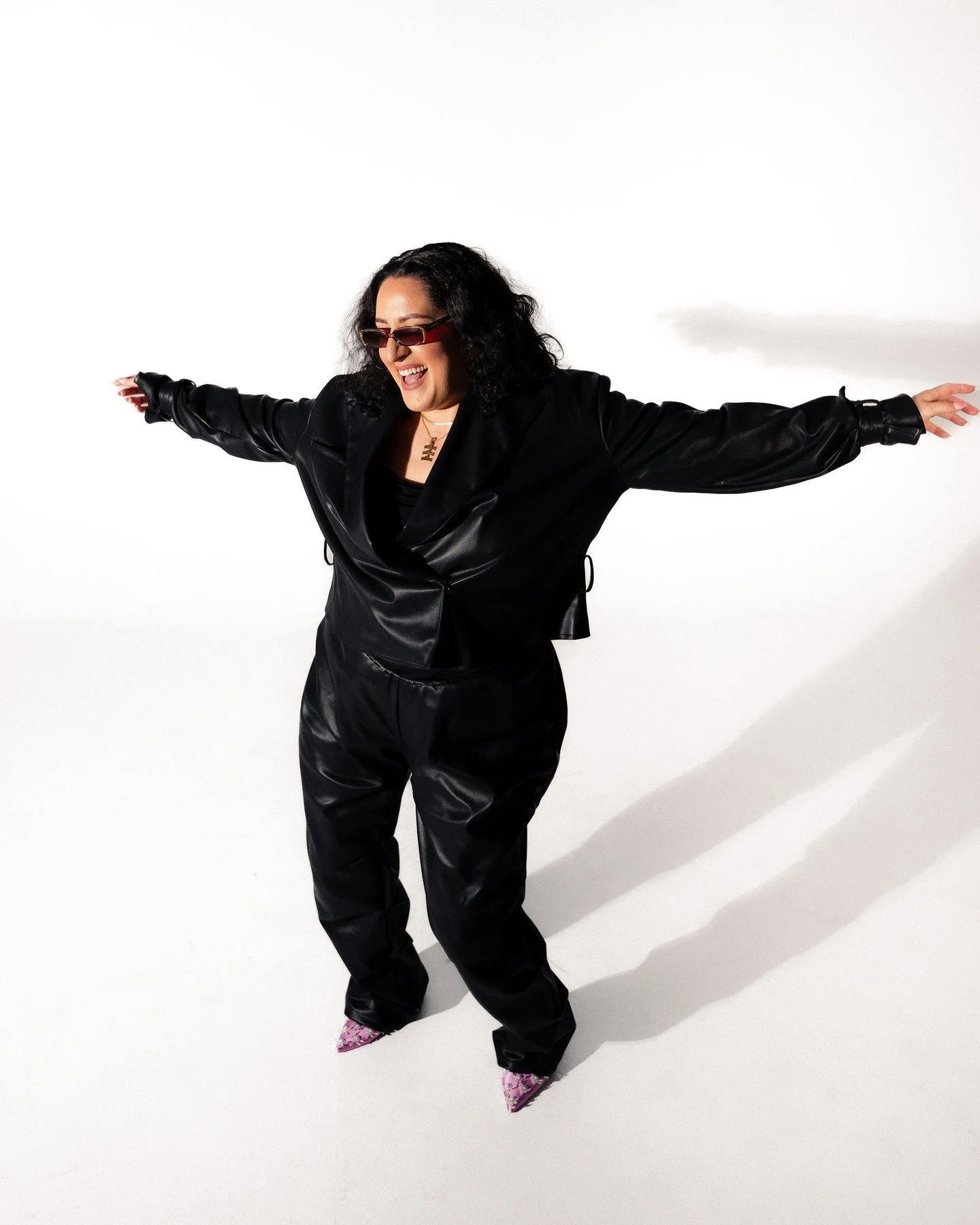 Catch me in all leather, all denim, all velour looks, ALL SEASON! 🖤
I don't know about y'all, but I am HYPE about fall. Watching the season change, being able to pull out all my favourite pieces and layer until my heart's content! 
*swooon* 
📸 @