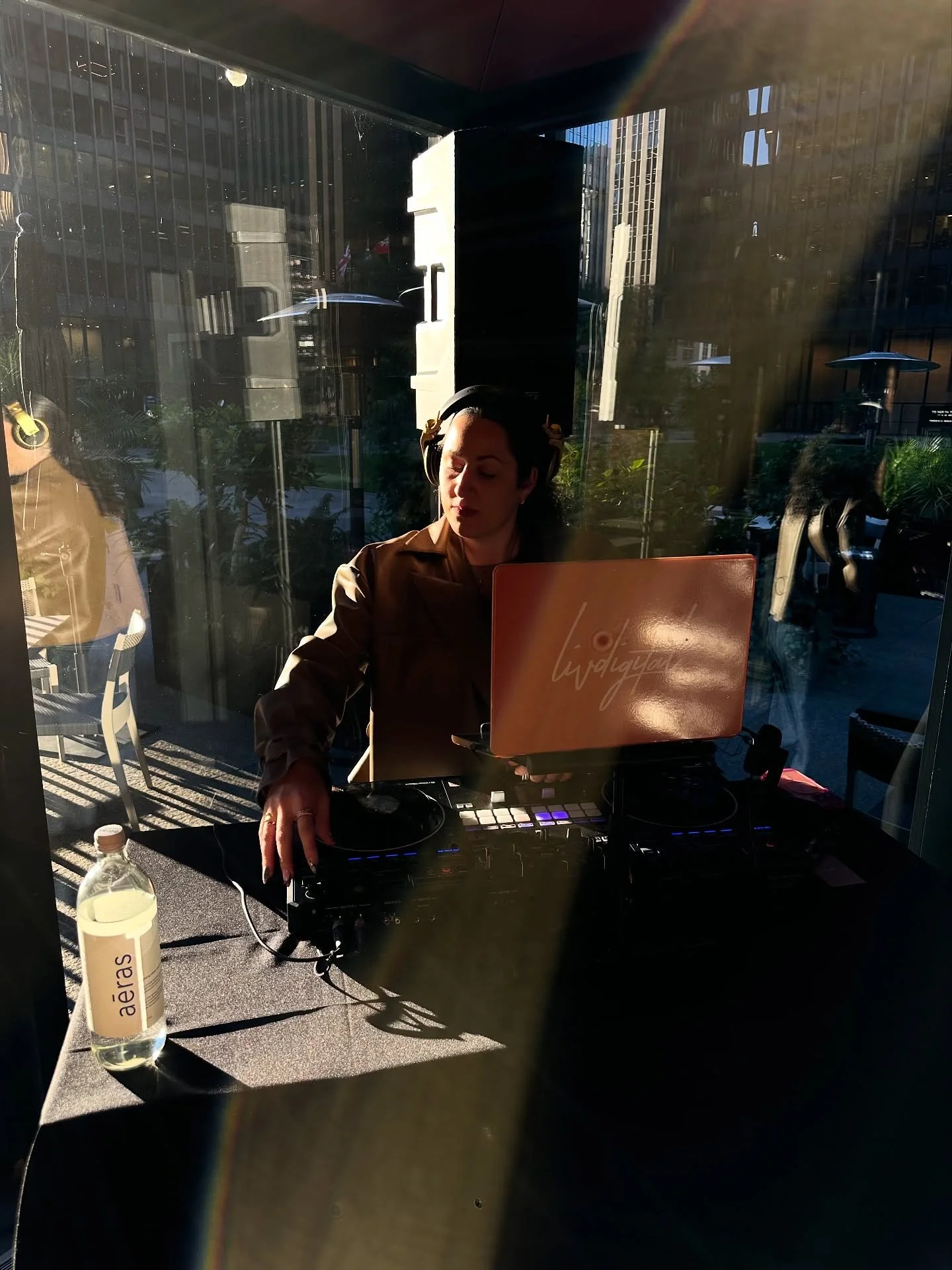 Come catch a vibe with me tonight from 4-8 PM inside @bymarkrestaurant for a mix of Future Beats, Nu Disco and Afrohouse 🎶
(the sun was a paid actor) 
#femaledj #torontoevents #torontodj #happyhour #brandactivation #experientialmarketing