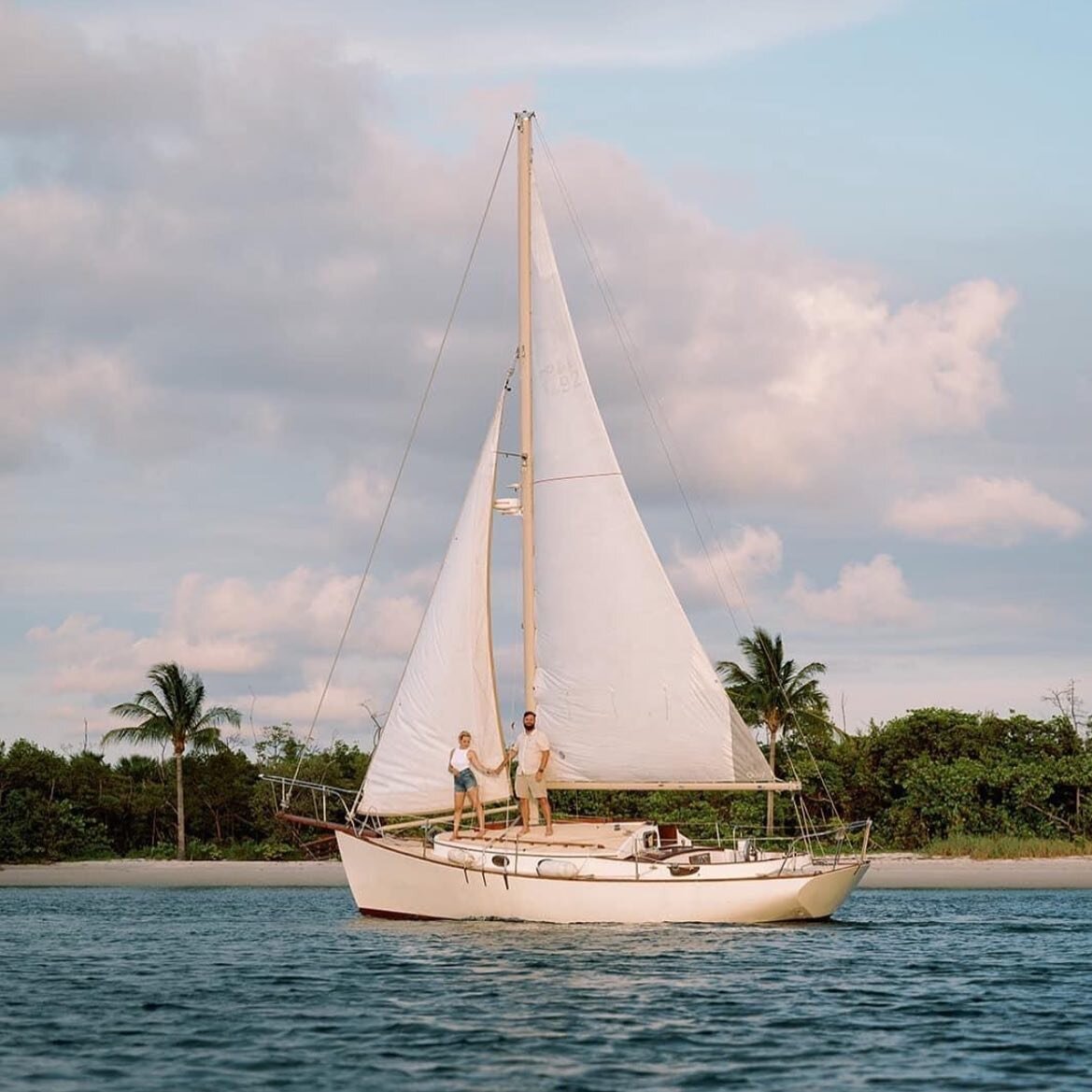 Sail away with me in the night&hellip;&hellip;.
📸: @erikadelgadophoto 
Sailboat: @the_bangerang