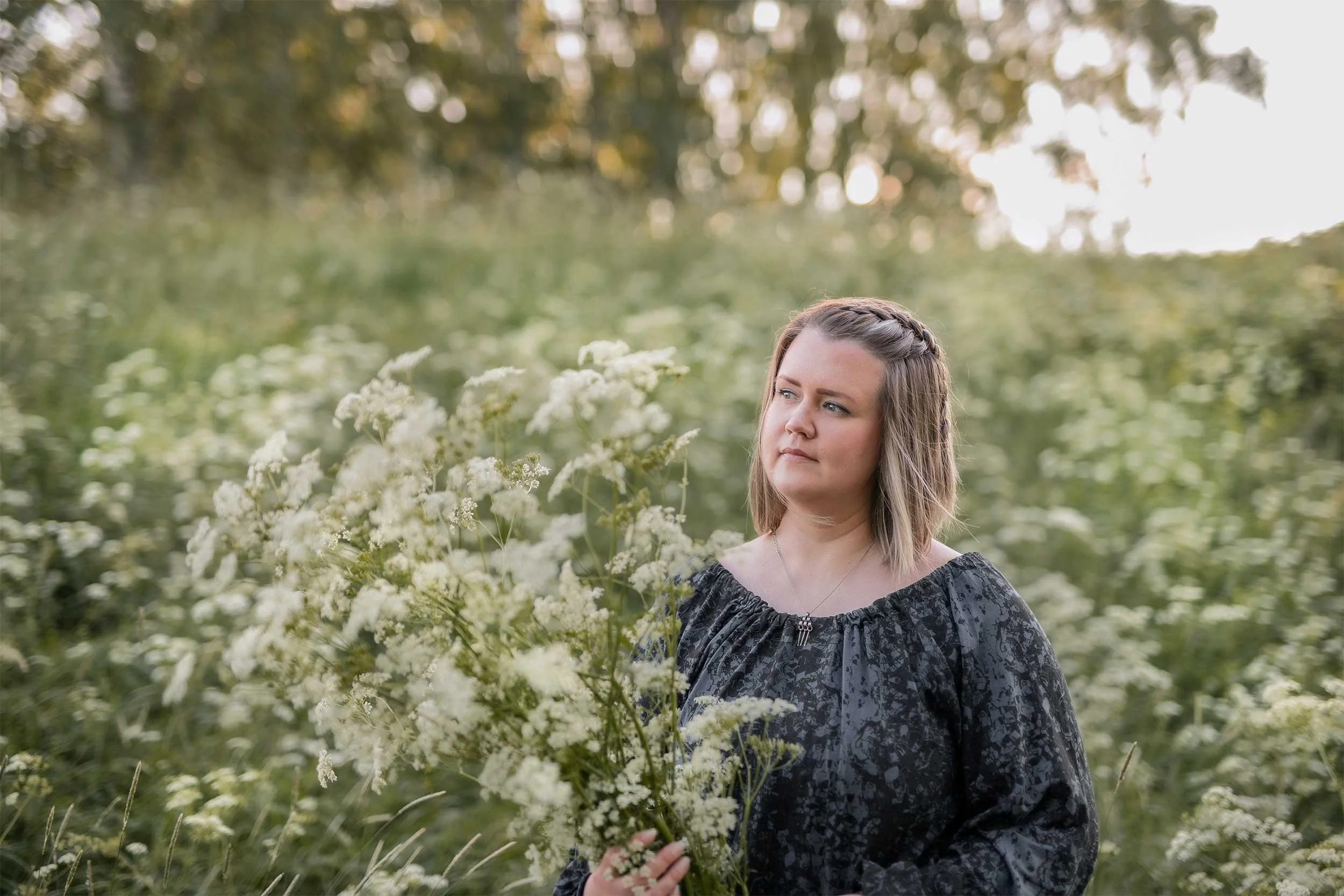 Brändisuunnittelija kukkapellolla | Q& Brand Studio
