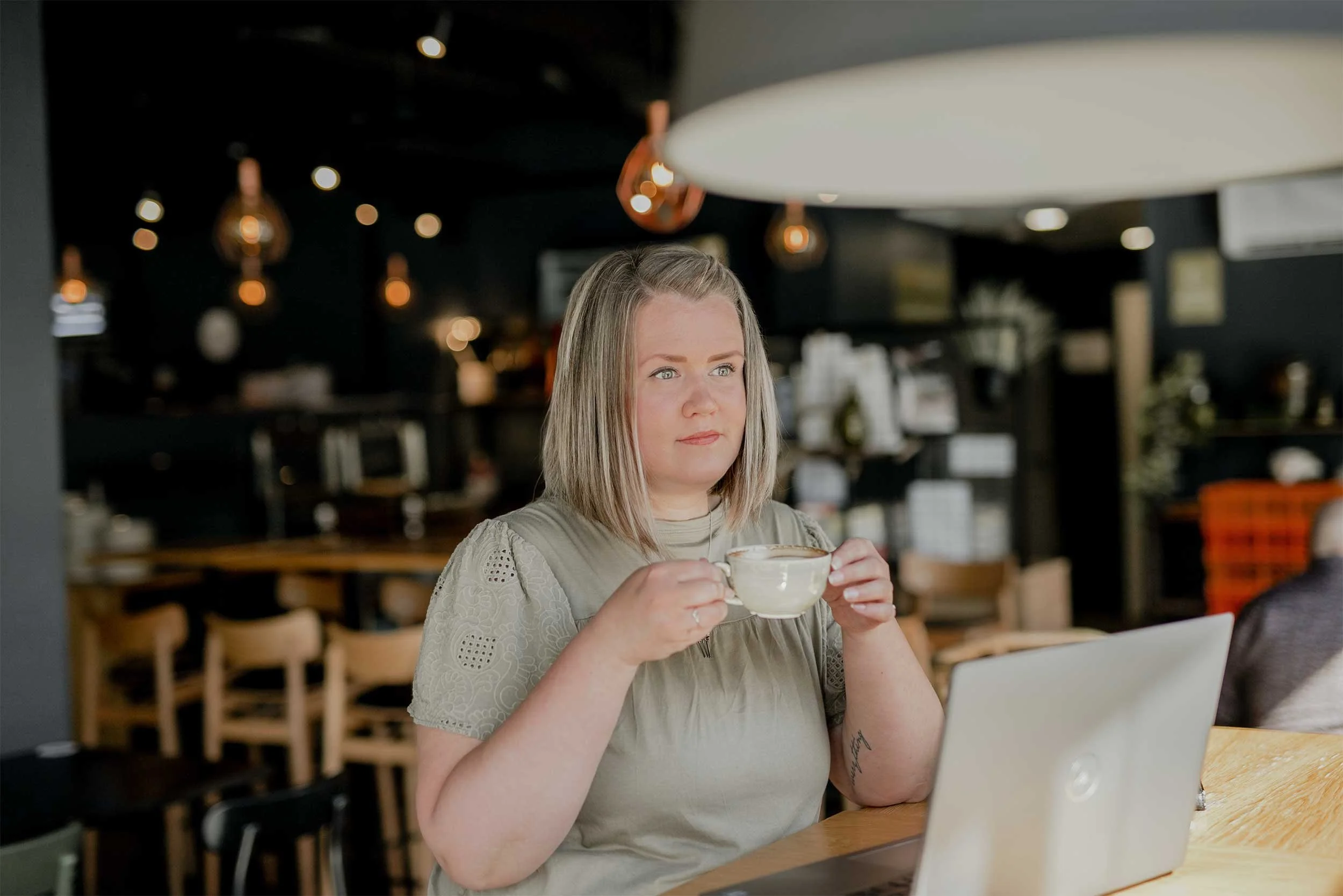 Brändisuunnittelija etätoimistolla tapaamassa asiakkaita | Q& Brand Studio