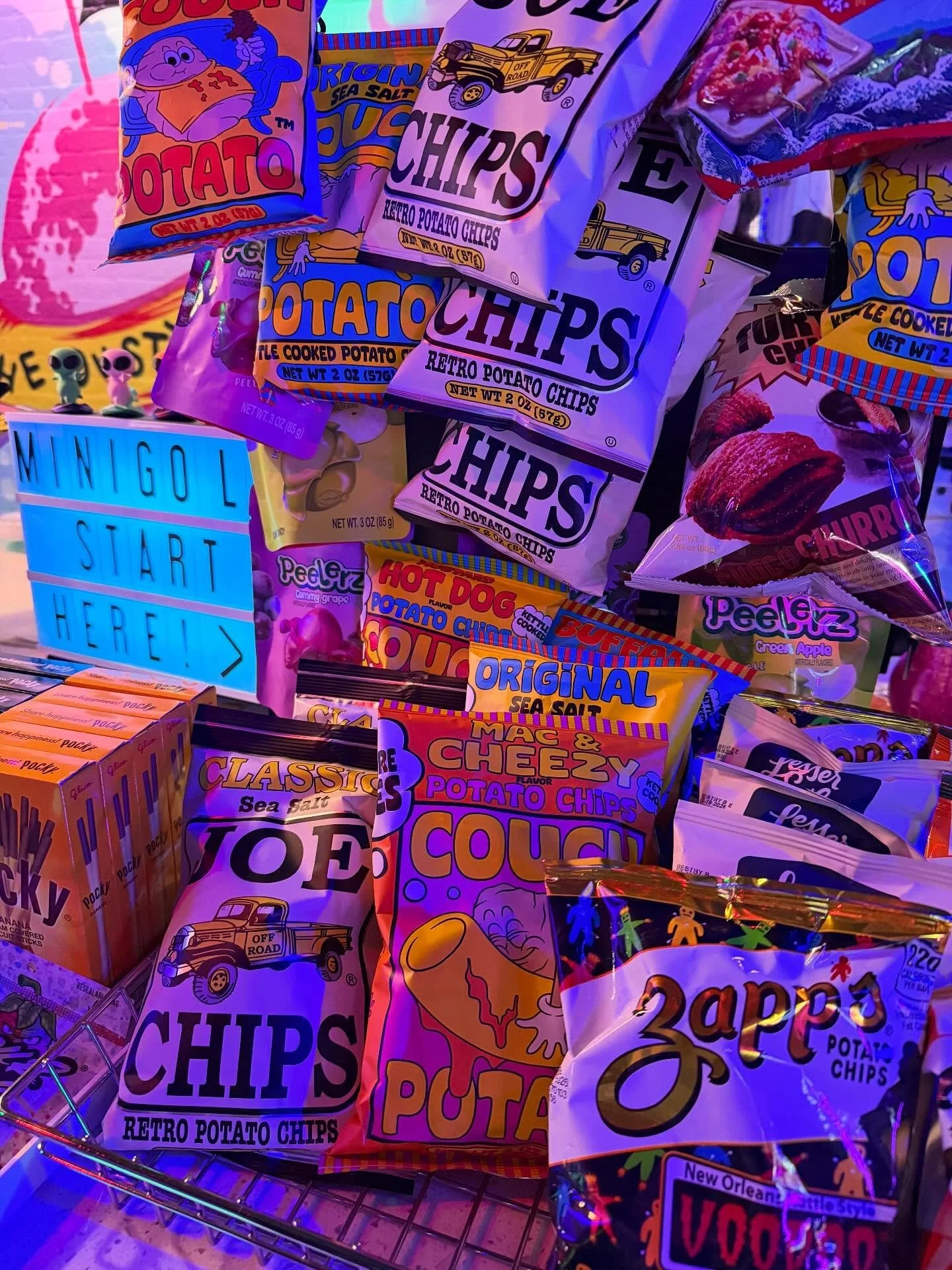 New snacks arriving all the time at The Dusty Planet! Sweet Tea, Unsweetened Tea and Peach Tea in time for summer! Pizza, Mac N Cheese, Buffalo, Hot Dog Chips and more! Grab a snack and hit the course! ⛳️🍹🍕

#snack #minigolf #providenceri #providen