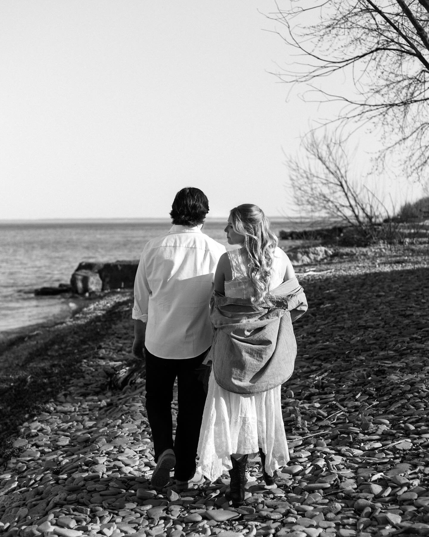 Such a sucker for Black &amp; White 🖤 Harsh shadows ft. the softness of Allie + Jake 😍

 
#engagement #engagementphotography #beachengagement #oakvillephotographer #burlingtonphotographer #hamiltonphotographer #niagaraweddings #niagaraonthelake #no