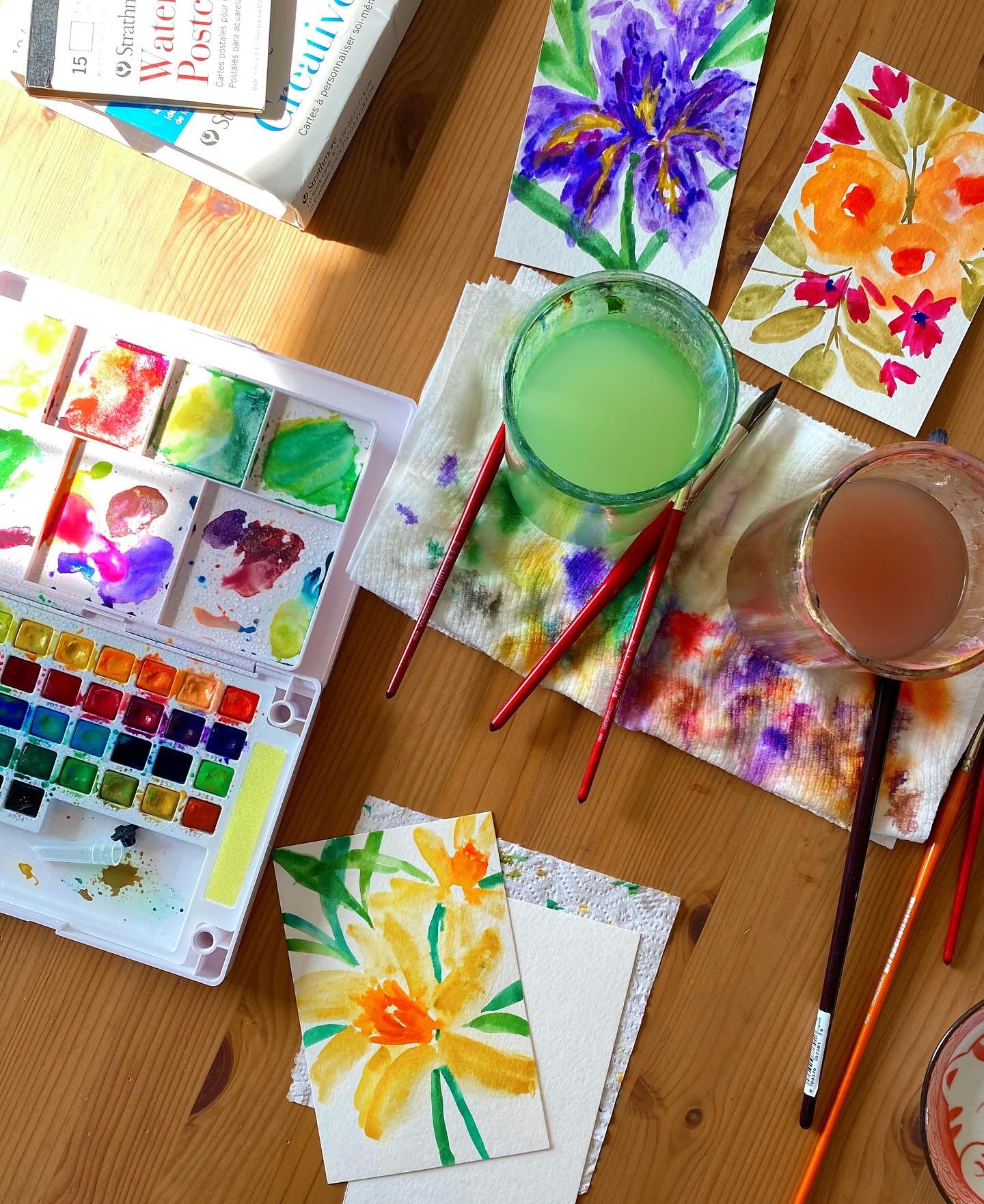 a sunny day calls for sunny flowers!🌼☀️💛 the original watercolor in the second photo&mdash;called &ldquo;Catching Light&rdquo;&mdash;is available in my Etsy shop! Follow the link in my bio. Hope y&rsquo;all are having a lovely weekend!
.
.
.
.
.
.

